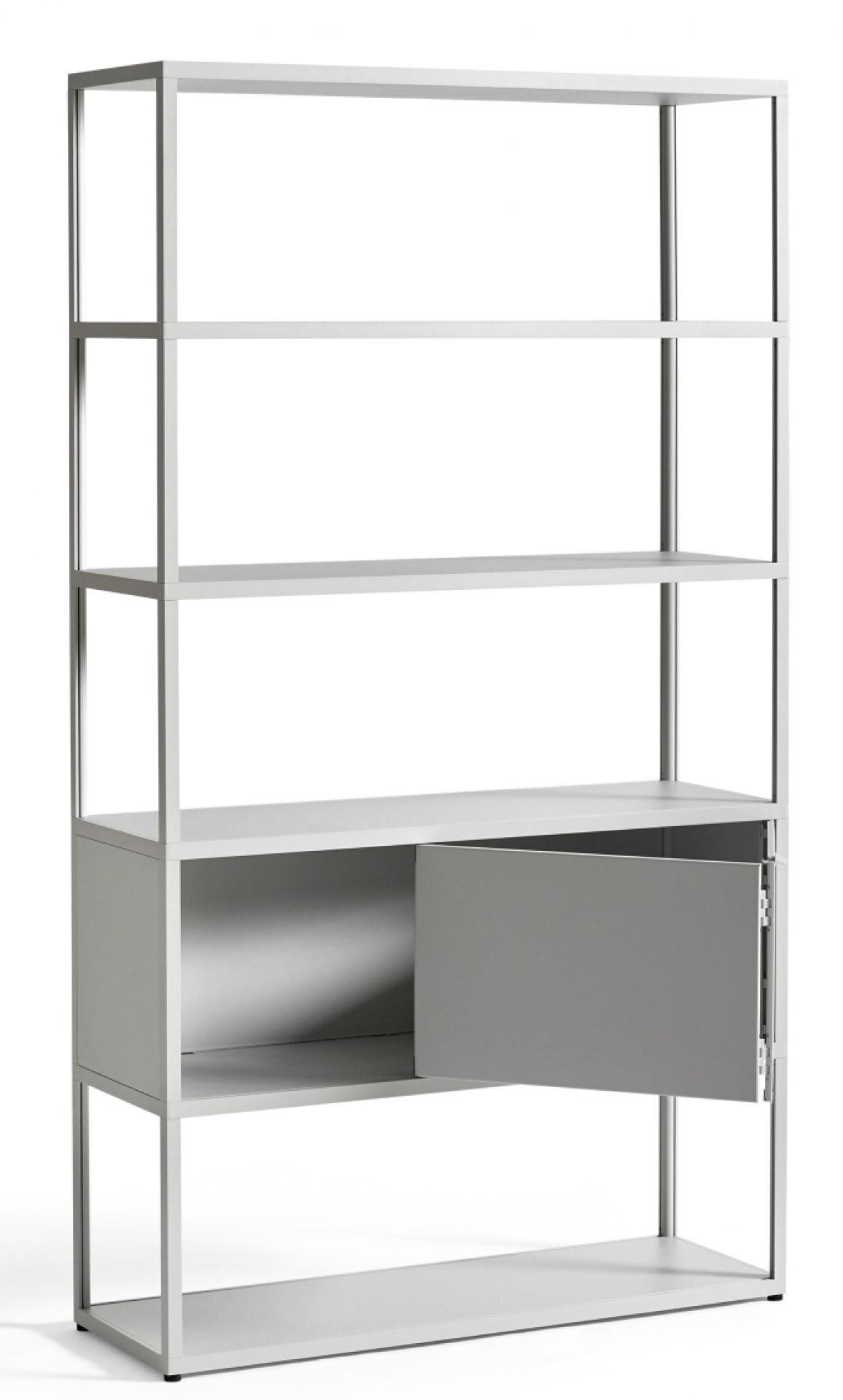 New Order Regal von Hay, weiße Regalkombination mit offenen Fächern und einem Schrankfach mit Tür.