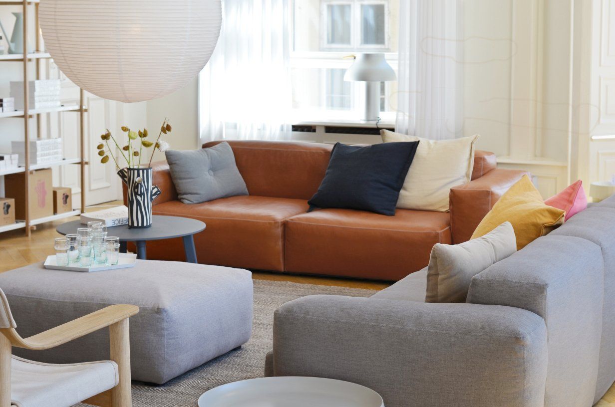 Mags Soft Ottoman von Hay, S02 Small, Hallingdal 130 Stoff, beige Naht, grauer Hocker.