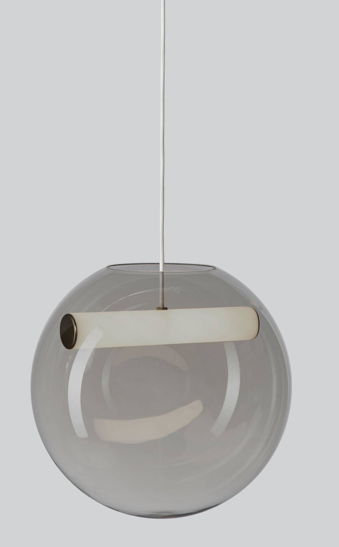 Reveal Pendelleuchte von Northern: Runde, graue Glas-Hängelampe mit zylindrischem Leuchtmittel für moderne Beleuchtung.