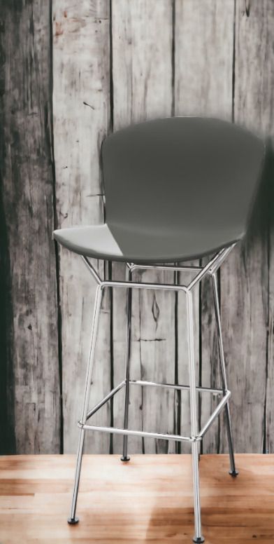 Grauer Bertoia Barhocker mit Chromgestell von Knoll International für Thekenhöhe, moderner Barstuhl.