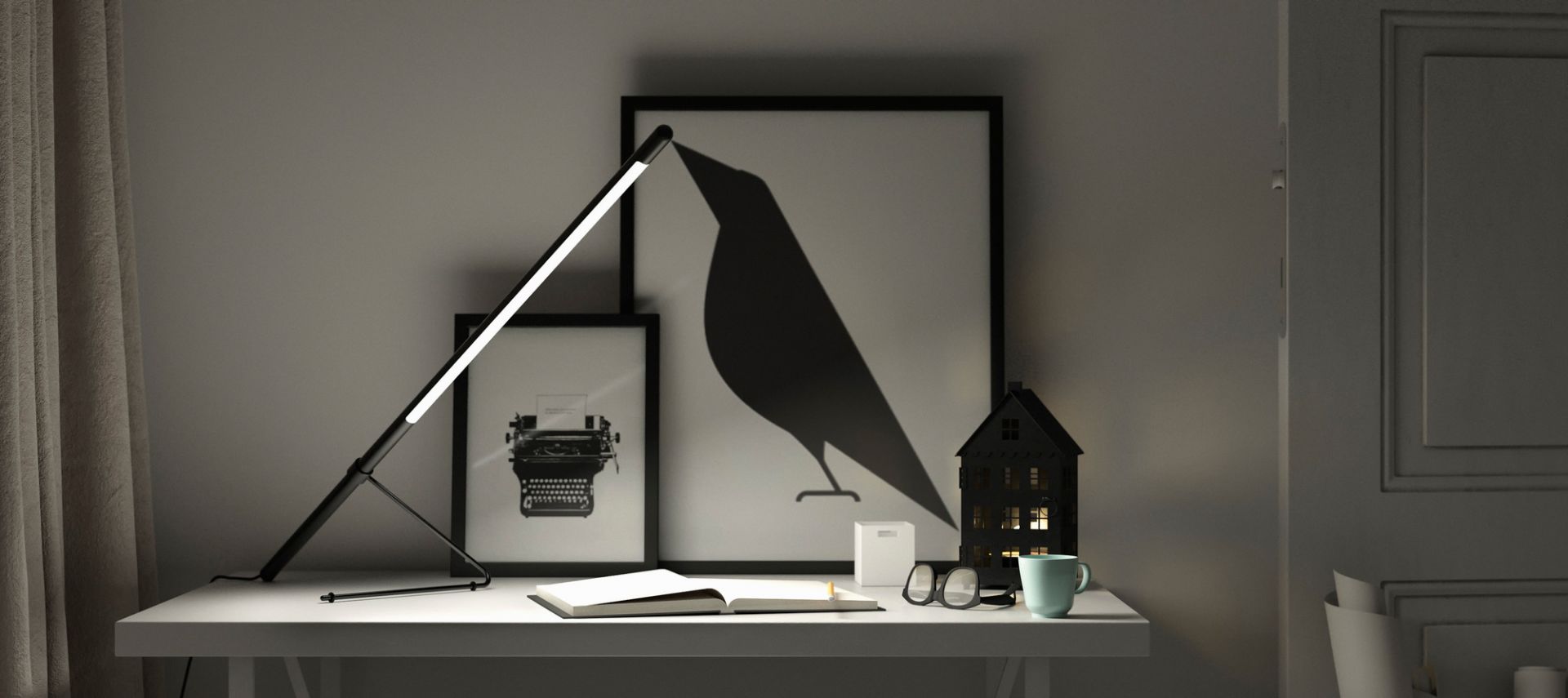 Tubo Tischleuchte Belux Chrom auf Schreibtisch mit Buch, Brille, Tasse und Dekoration.