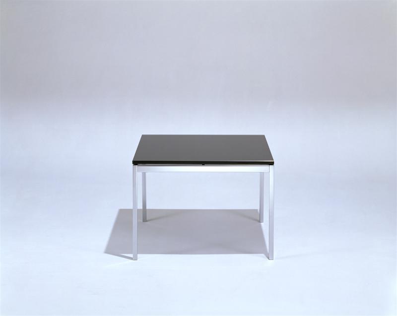 Florence Couchtisch von Knoll International mit schwarzer Tischplatte und silbernem Gestell.