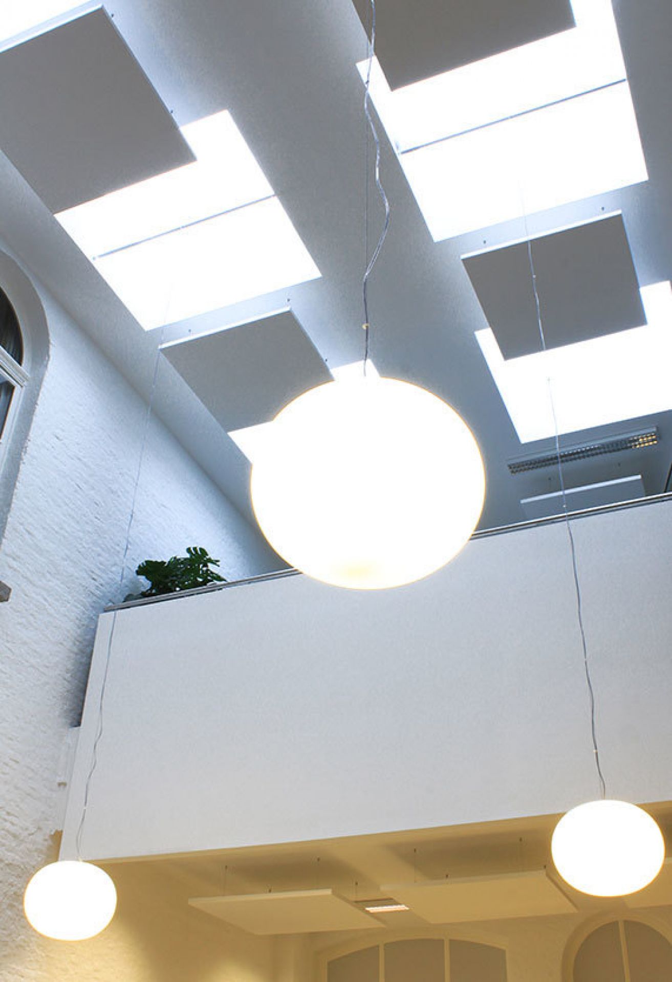 Glo Ball Hängeleuchte: Runde Pendelleuchte von Flos, modernes Design für Wohnzimmer und Esszimmer.