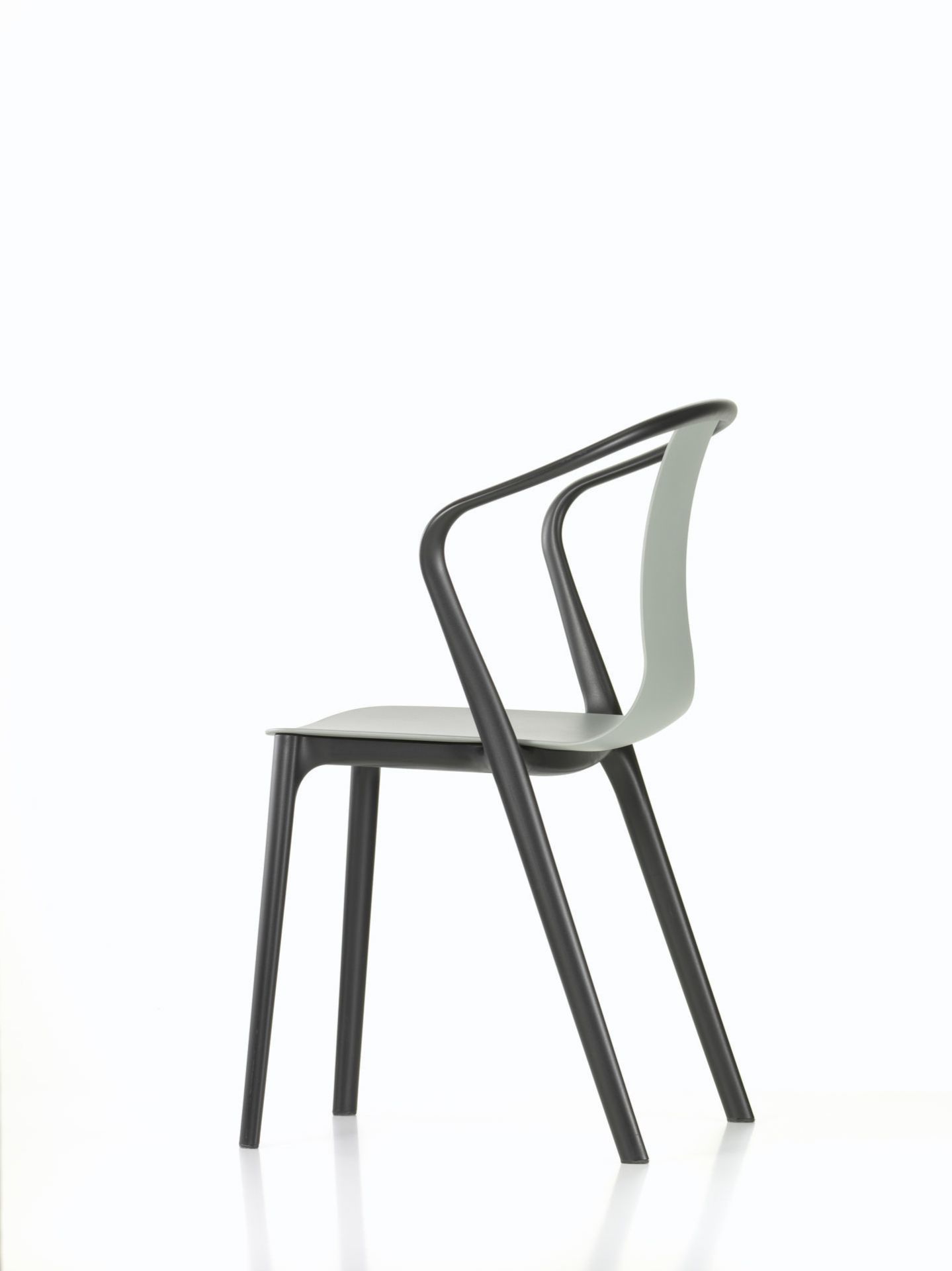 Belleville Armchair von Vitra, Kunststoffstuhl in Grau mit dunklem Gestell, Seitenansicht.