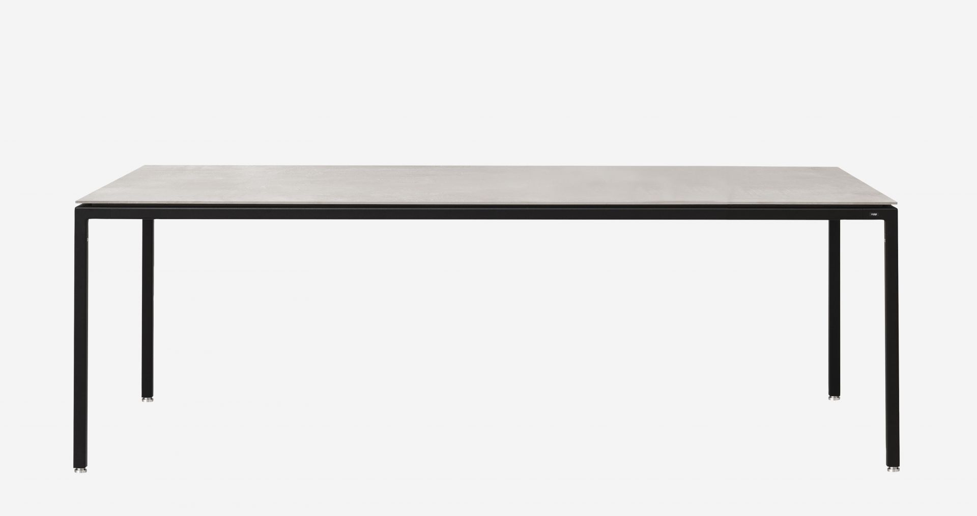 Vipp Tisch Medium mit grauer Tischplatte und schwarzem Stahlgestell vor neutralem Hintergrund.
