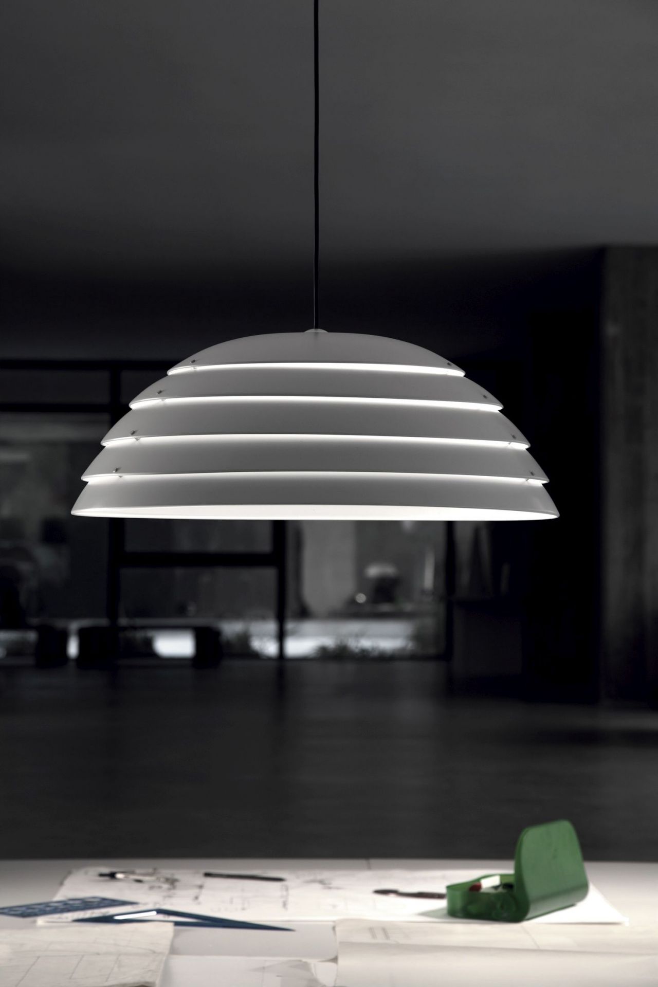 Cupolone Pendelleuchte: Moderne Hängelampe von Martinelli Luce mit indirektem Licht und weißem Diffusor.