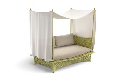 Daybed mit Polster und Baldachin. Gartenmöbel aus Rattan für Terrasse und Outdoor.
