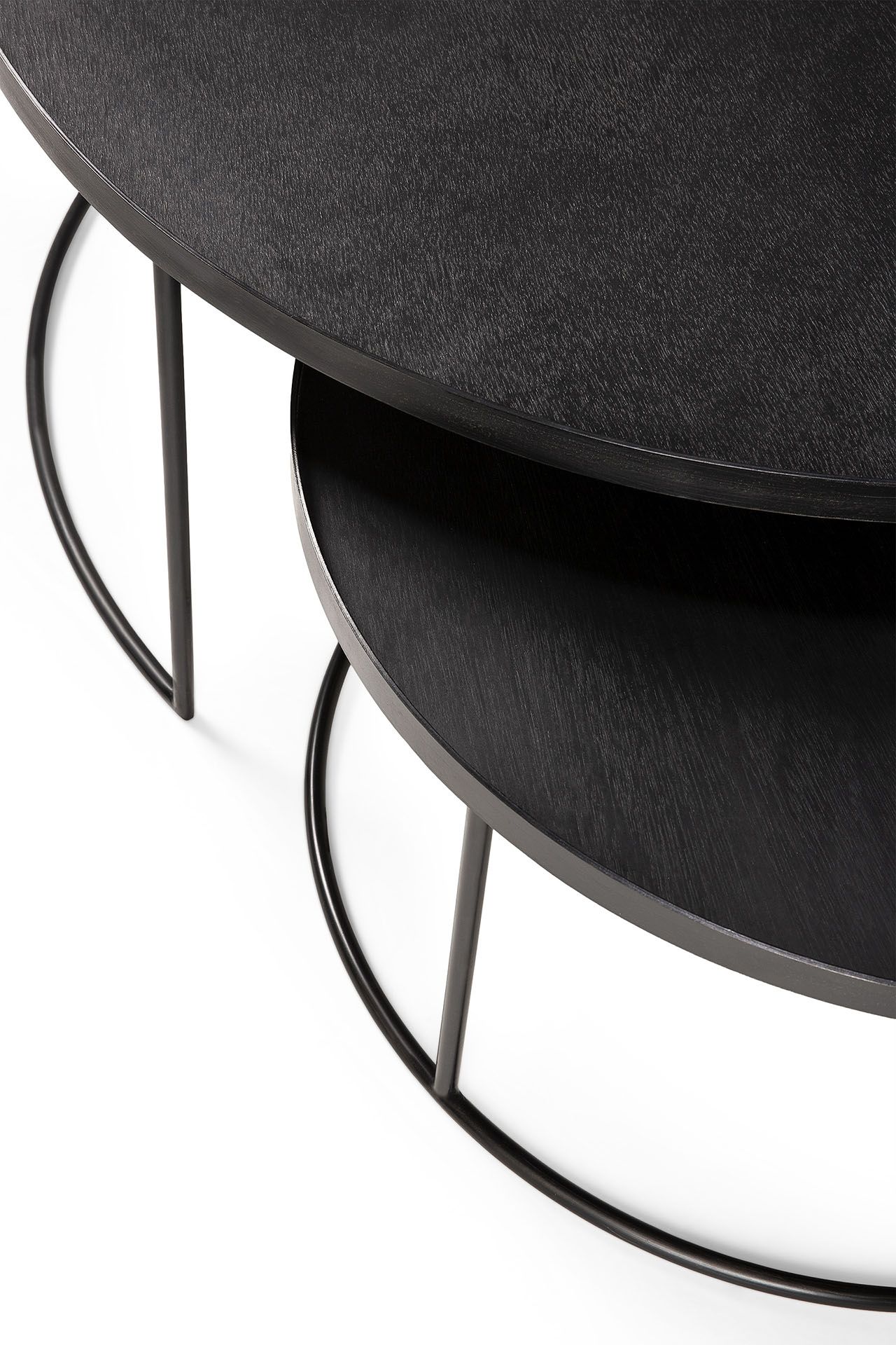 Detailaufnahme: Schwarzer, runder Couchtisch im 2er-Set von Ethnicraft mit filigranem Metallgestell.