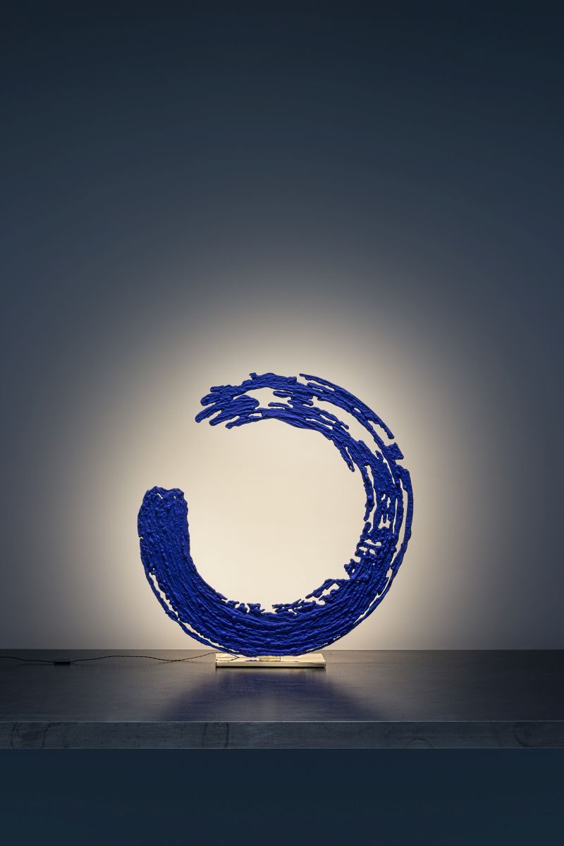 Enso Tischlampe von Catellani & Smith: Blaue Designerlampe in Ringform, modernes Wohnaccessoire.