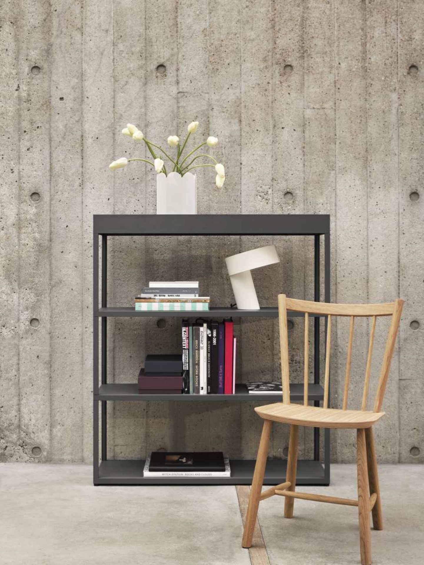 Khaki Slant Table Lamp von Hay auf Regal mit Büchern und Stuhl. Modernes Design.