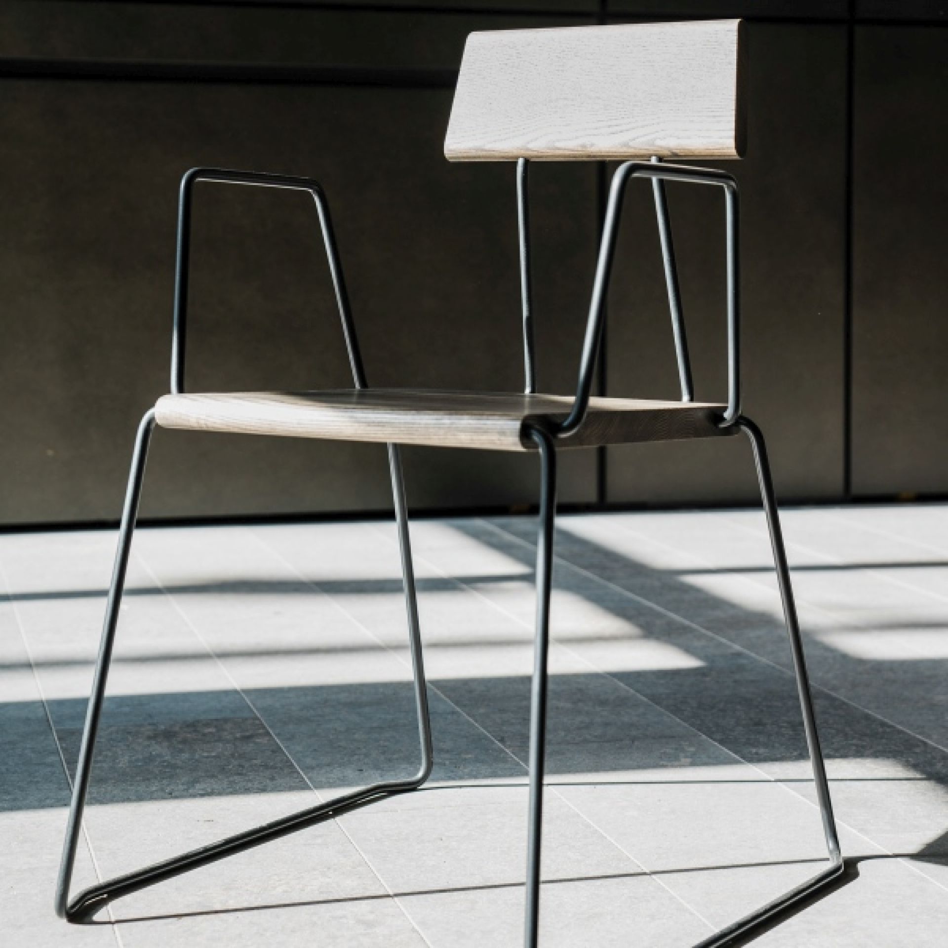 D:006 Stuhl mit Armlehnen von Fuchs & Habicht, Holz und Metall, modernes Design.