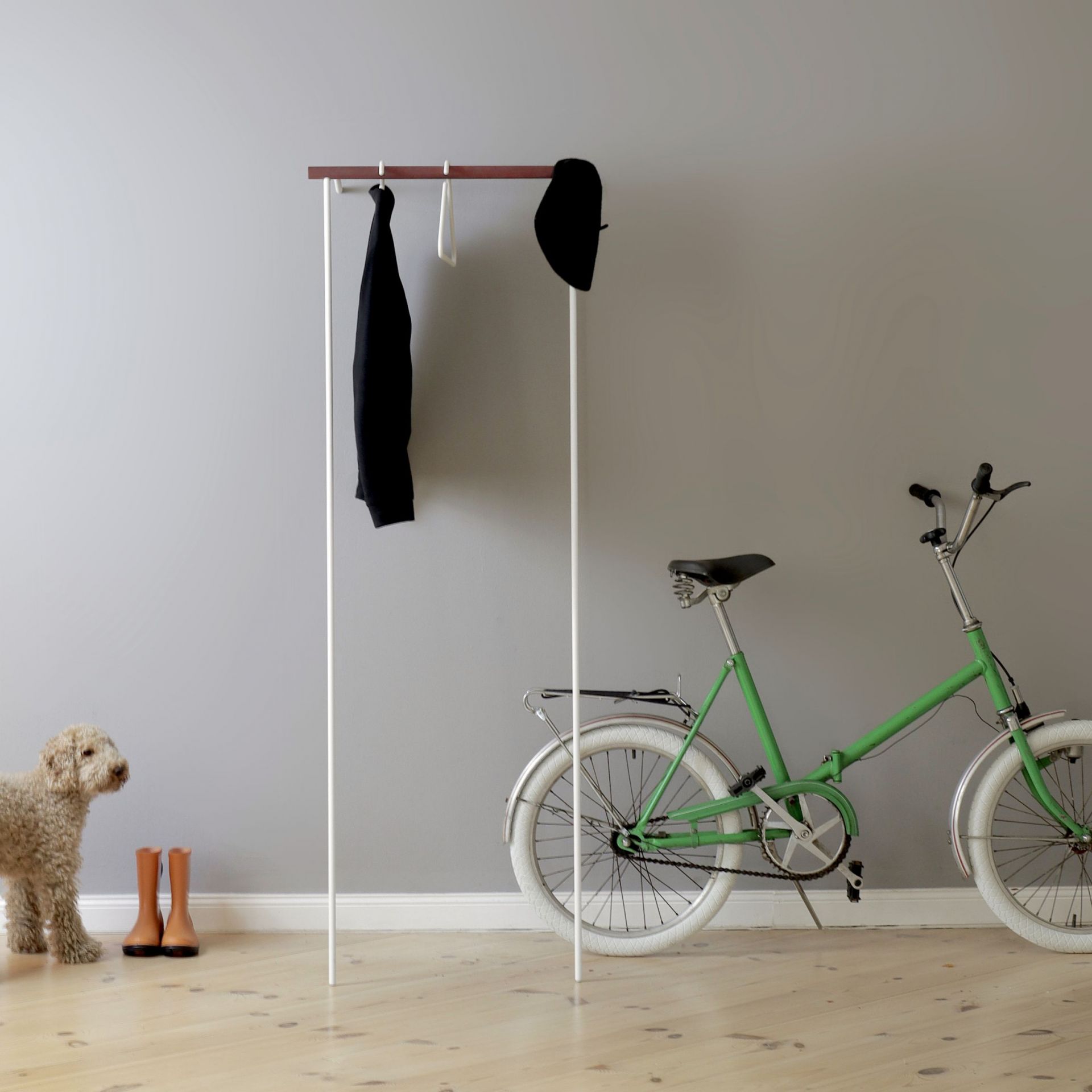 Leanon II Anlehngarderobe Säule Weiß Stangen Nuss Roomsafari