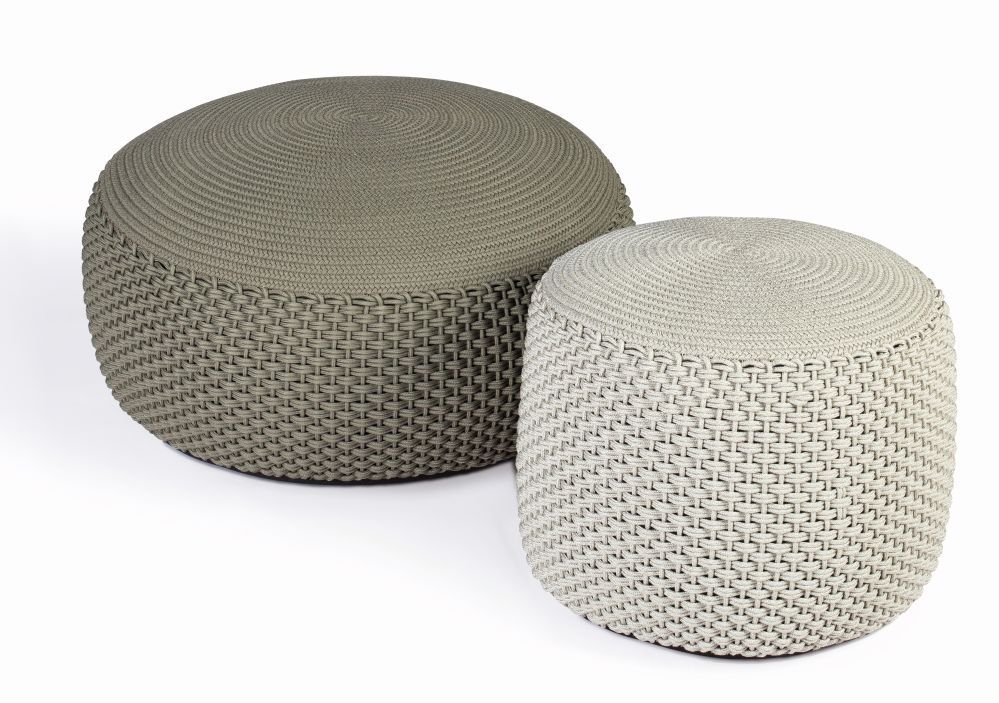 Zwei Weishäupl Pouf Hocker, einer grau, einer beige, geflochten, für Indoor und Outdoor.