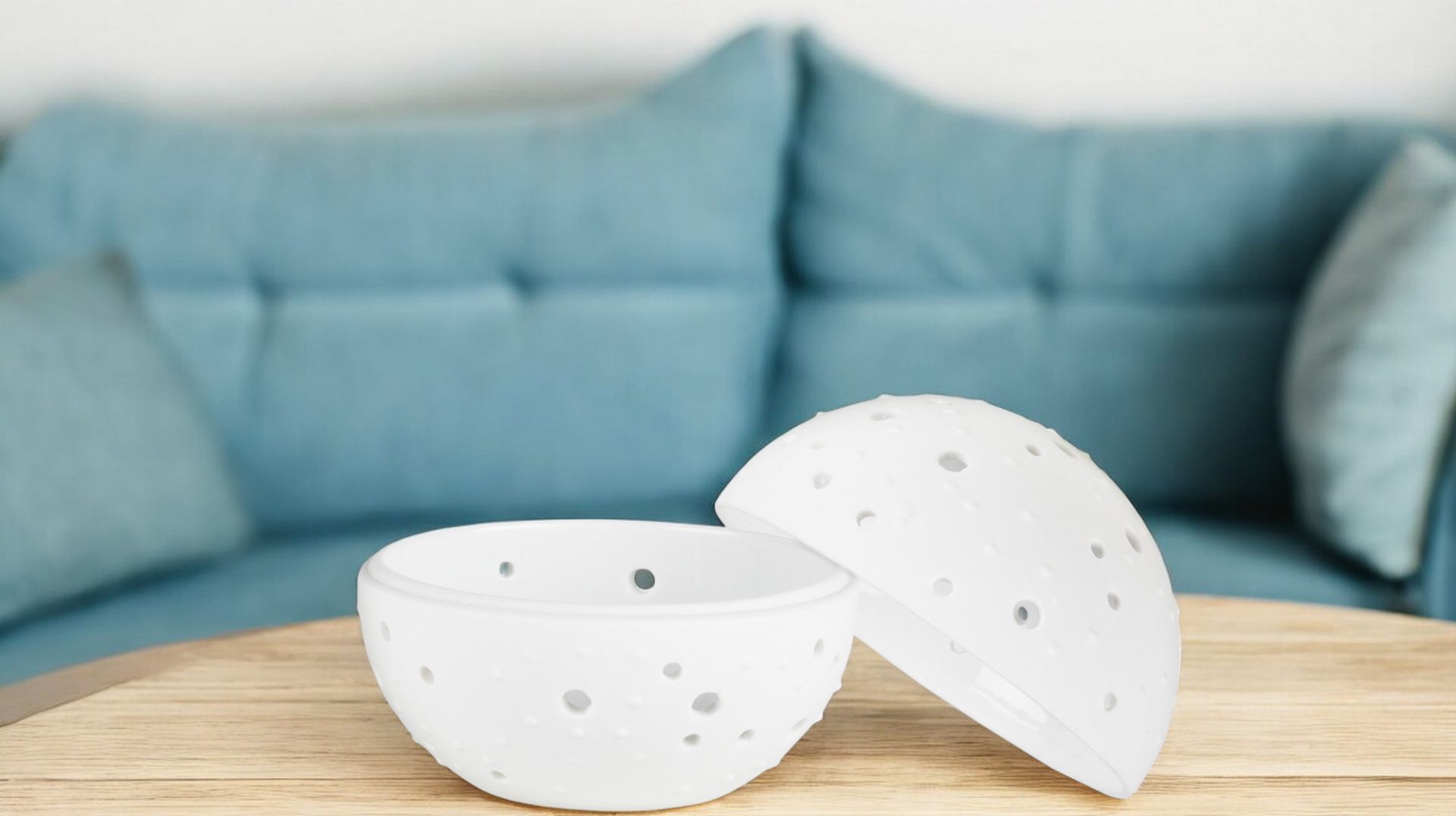 Weiße Living Wunderkugel mit Punktmuster, offene und geschlossene Hälfte, dekoratives Wohnaccessoire.