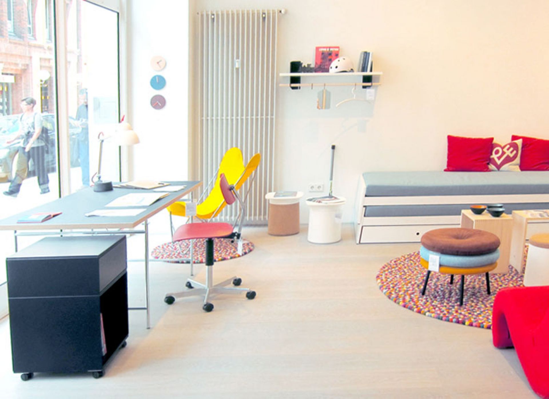 Heller Raum mit Eiermann Schreibtisch, Rollcontainer, farbigem Stuhl und weiteren Möbeln. Kinderschreibtisch für Kinderzimmer.