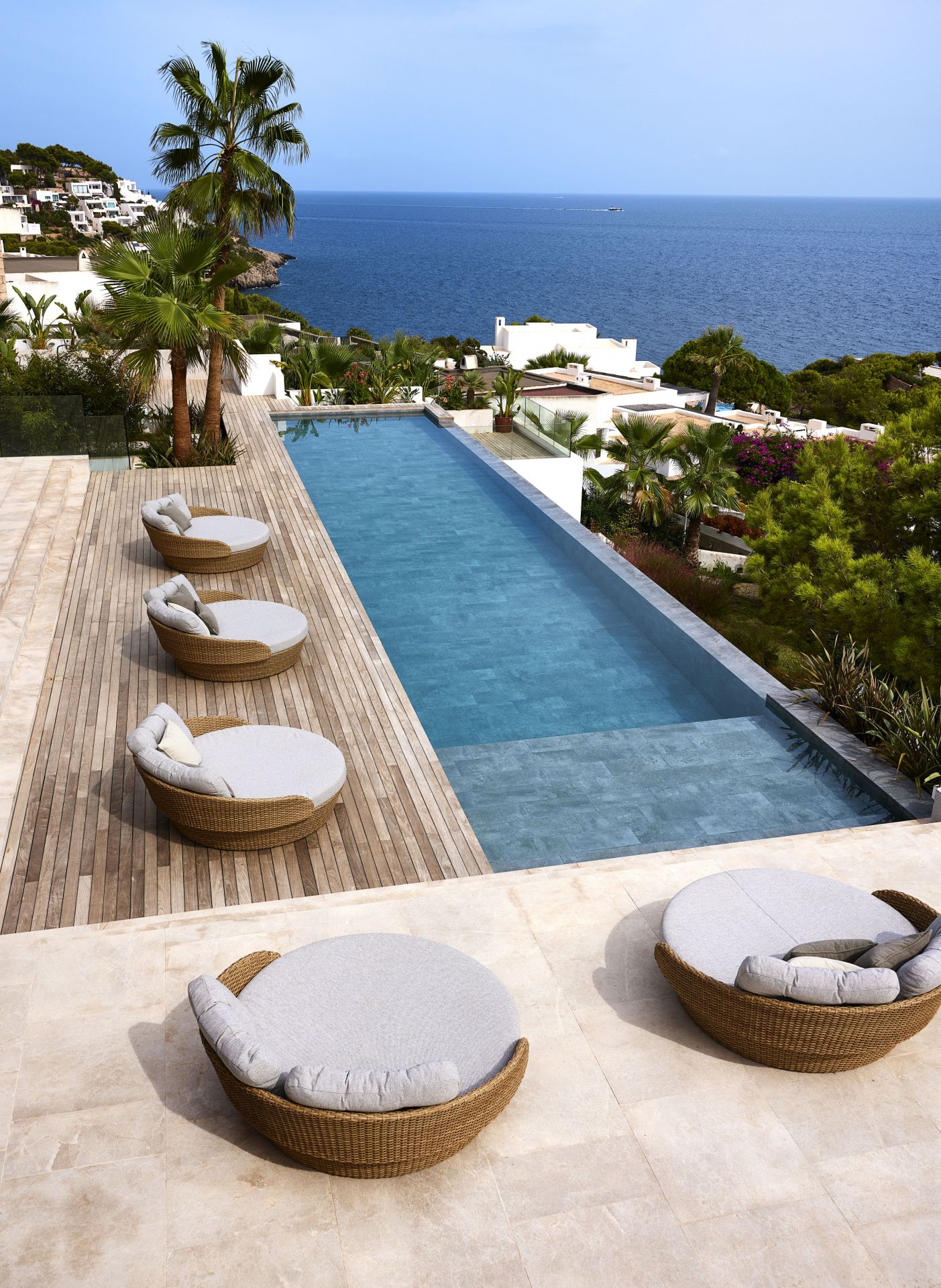 Ocean Daybed von Cane-Line am Pool: Rattan Gartenmöbel für entspannte Stunden im Freien.