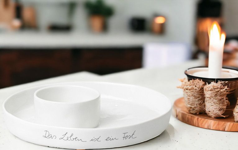 Weiße Räder Schale "Das Leben ist ein Fest" mit integrierter Schale als Tischdeko und Kerze.