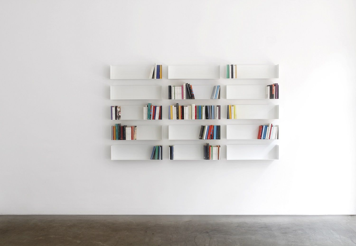 Taschenbuchregal a Linea1 by Müller Möbelwerkstätten