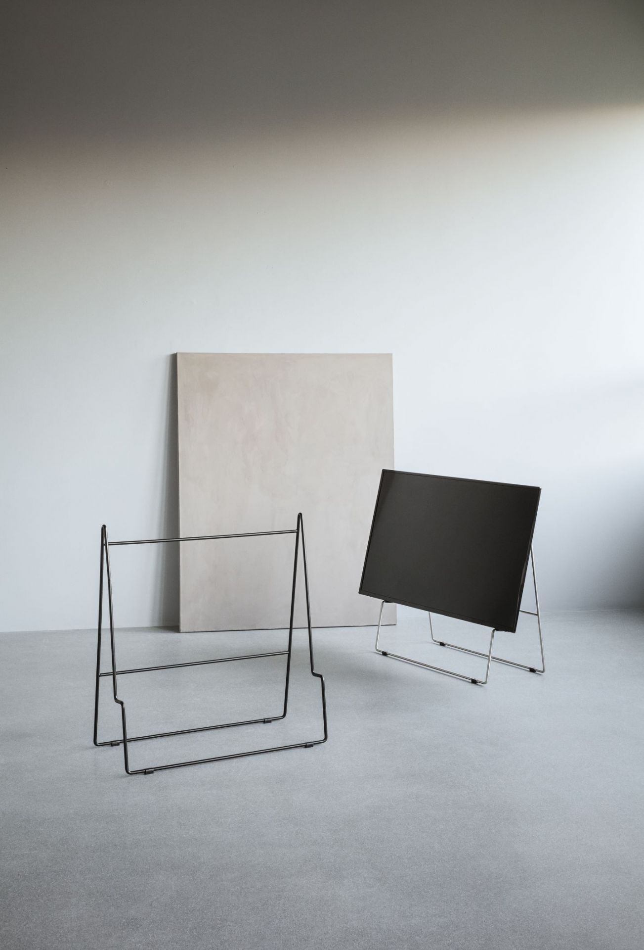 Schwarzer Carry TV-Ständer von Eva Solo: Minimalistisches Design für moderne Wohnzimmer. TV Möbel und Zubehör.