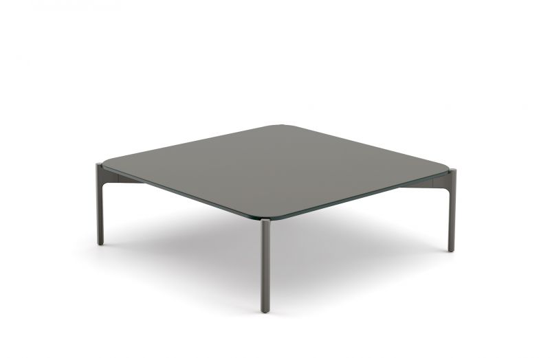 Izon Kaffeetisch von Dedon, quadratisch, 80x80cm, mit grauer Tischplatte und schlanken Beinen.