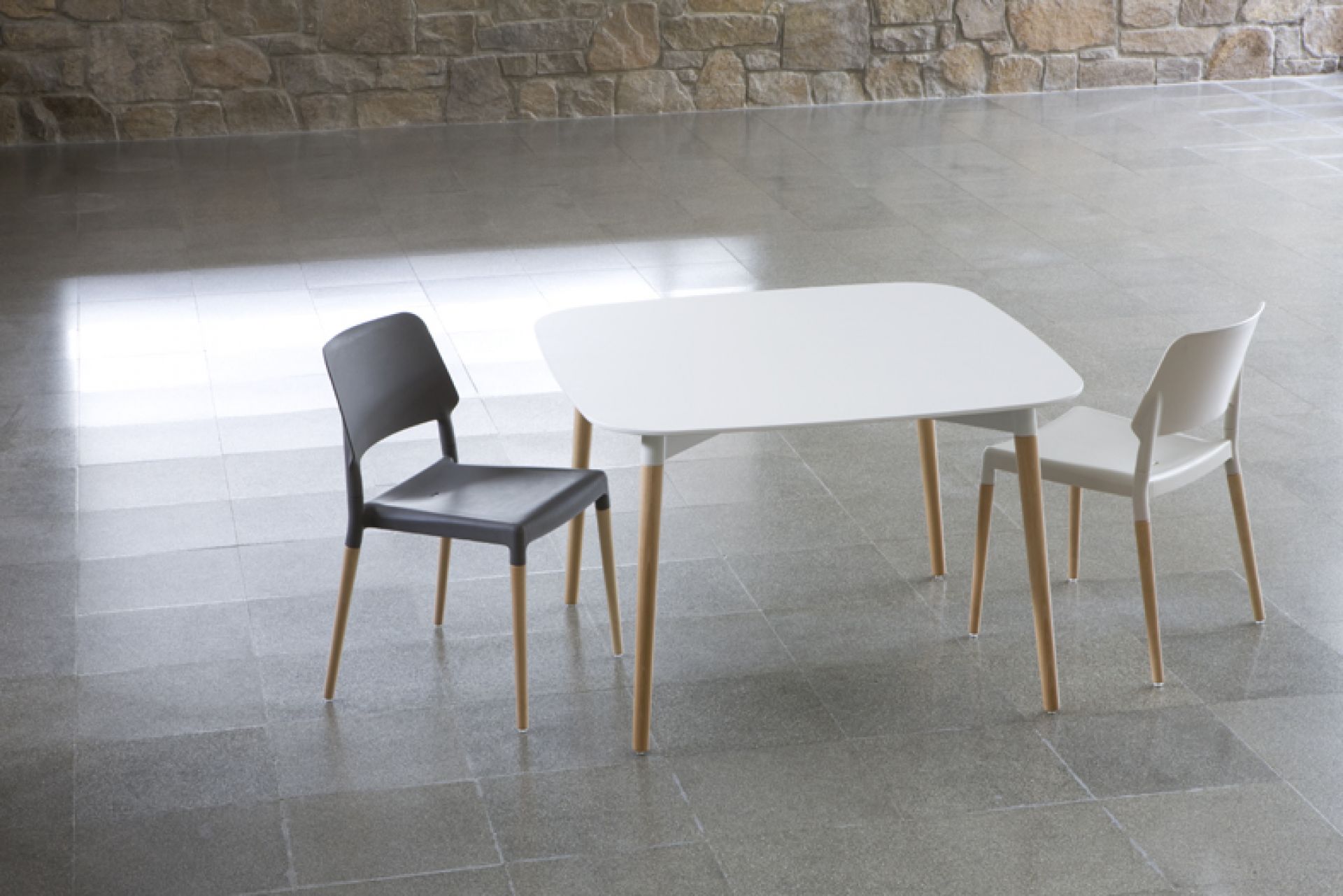 Weißer Belloch Esstisch von Santa & Cole mit Holzbeinen und zwei Stühlen. Moderner Küchentisch.