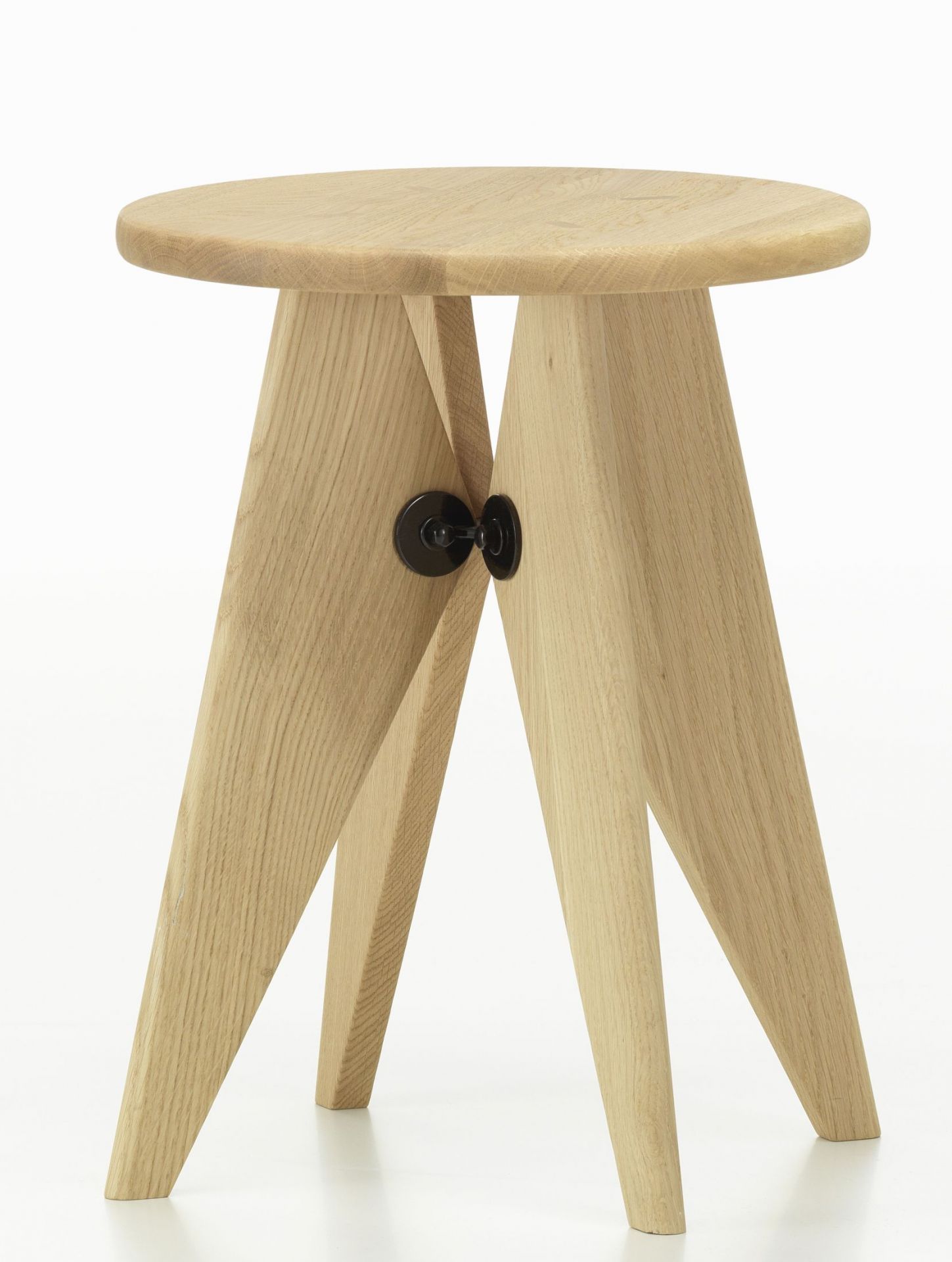 Tabouret Bois Hocker: Runder Holzhocker von Vitra mit drei Beinen und schwarzer Verbindung.
