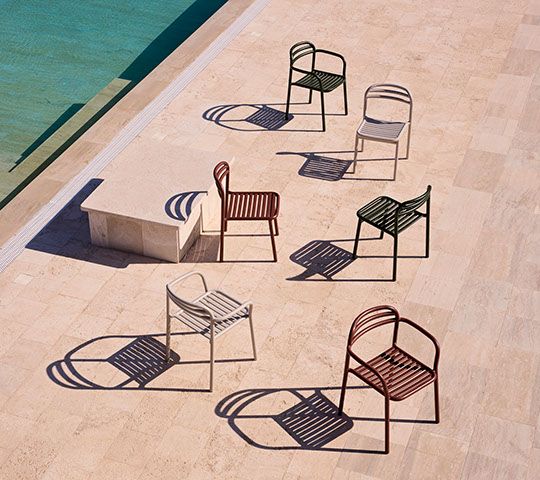 Mehrere Cane-Line Bliss Chair Stühle in verschiedenen Farben im Außenbereich. Gartenmöbel Design.