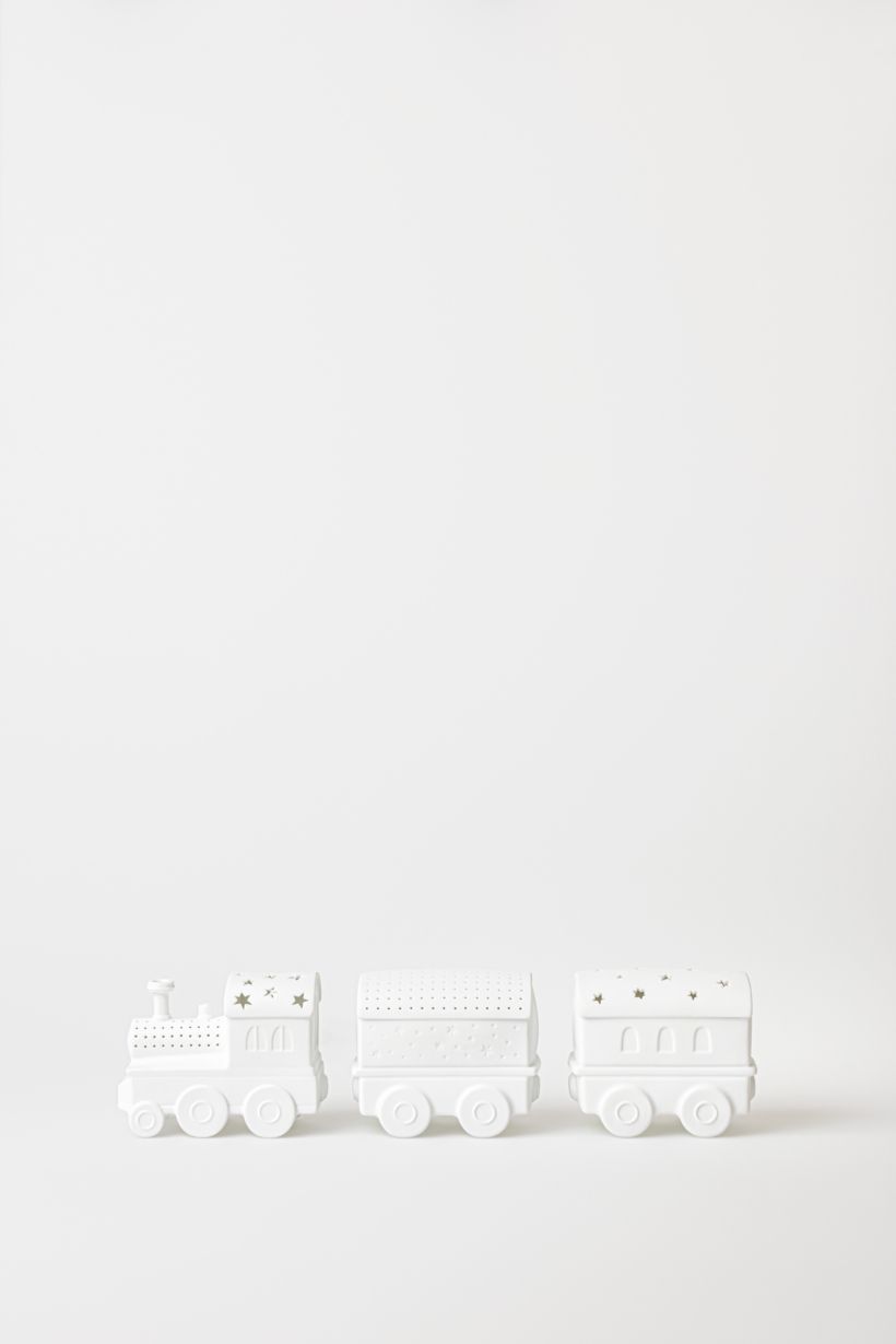 Weißes LED Lichtzug Set mit Rädern, dekorative Kinderzimmerbeleuchtung mit Sternenmuster.