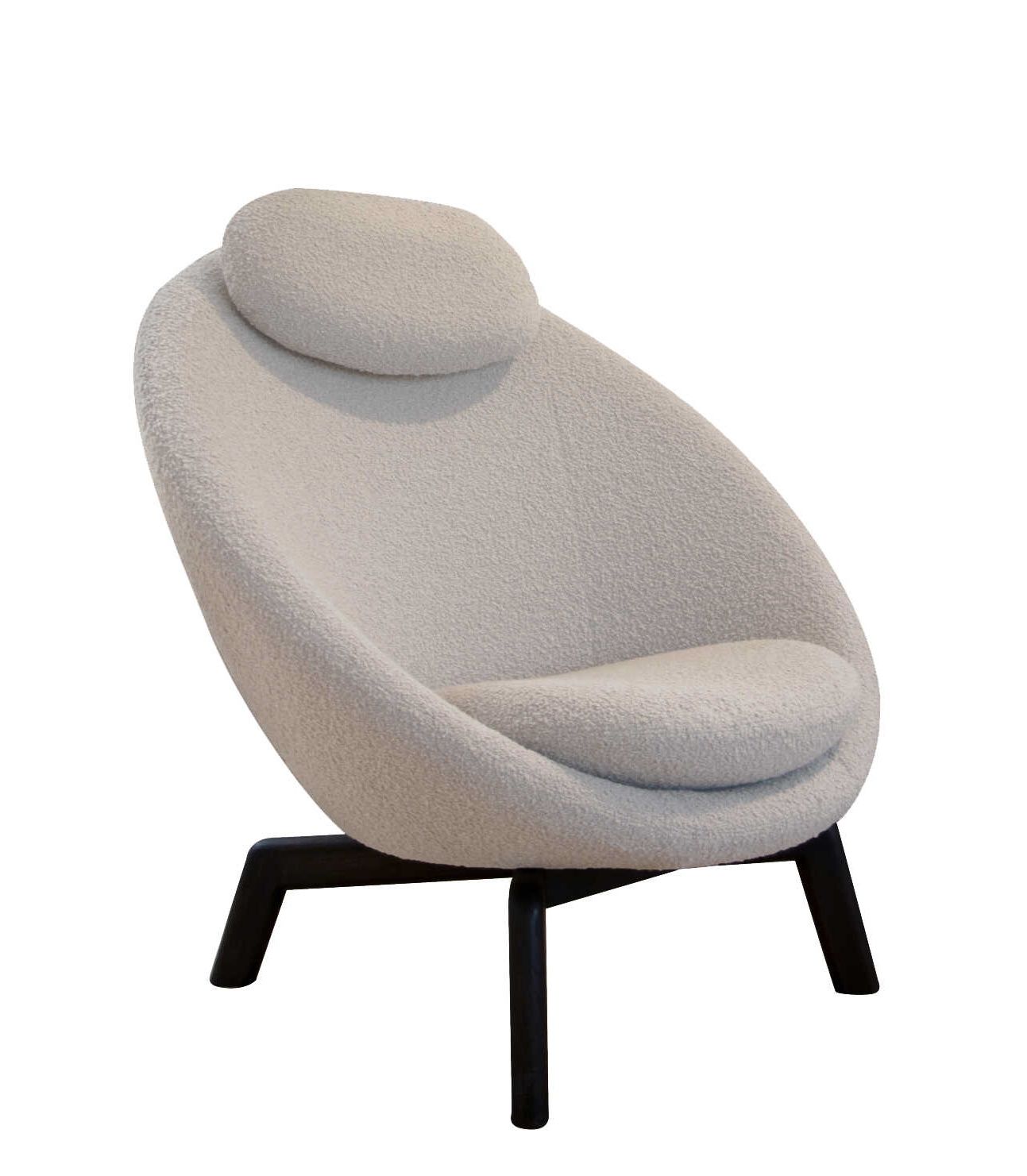 Pace Loungesessel von Cane-Line: Bequemer Sessel mit hellem Bezug und dunklem Holzfuß für Wohnzimmer.