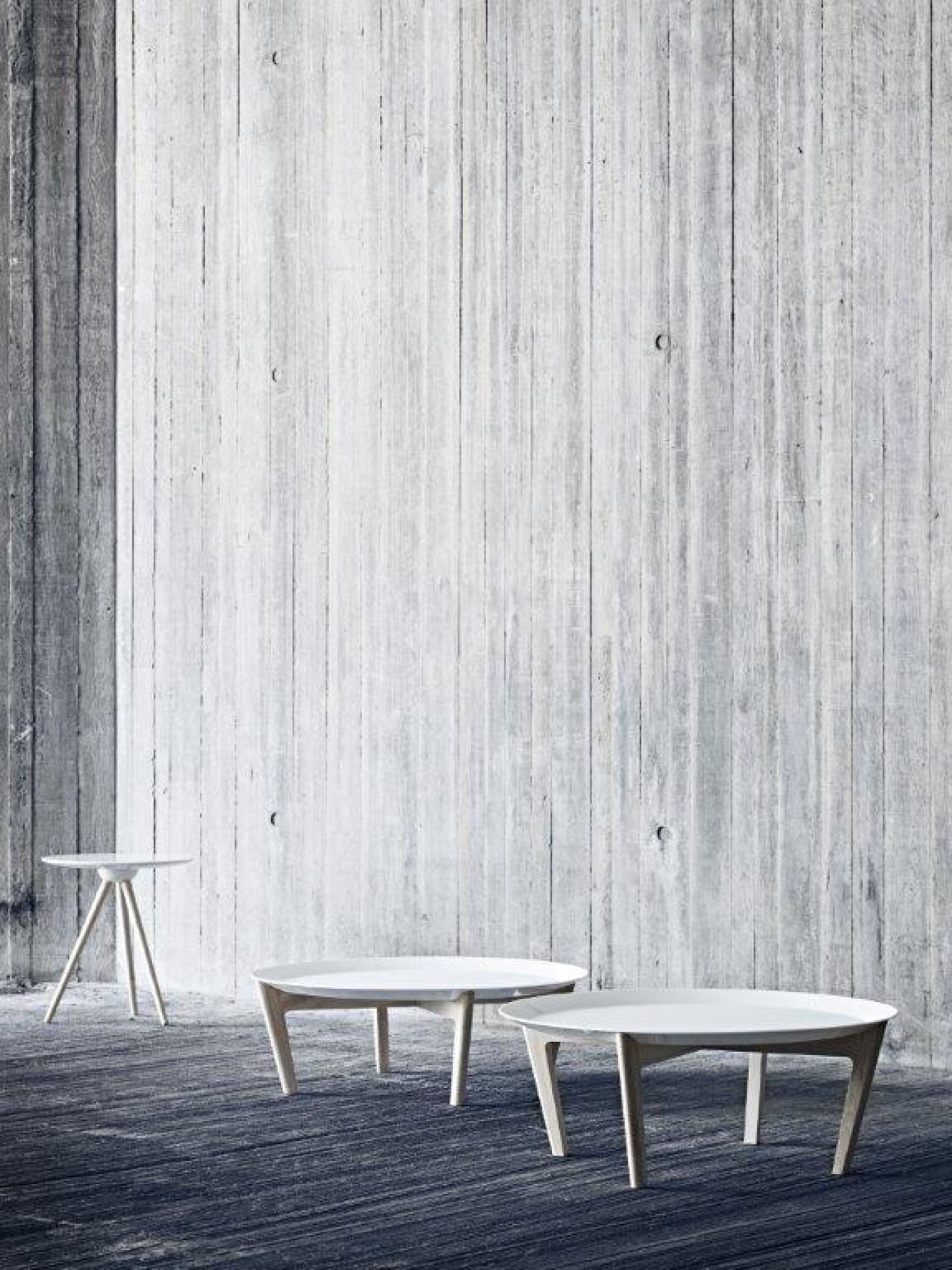 Circo Beistelltische Softline: Drei weiße, runde Tische mit Holzbeinen vor einer Betonwand. Moderner Beistelltisch.