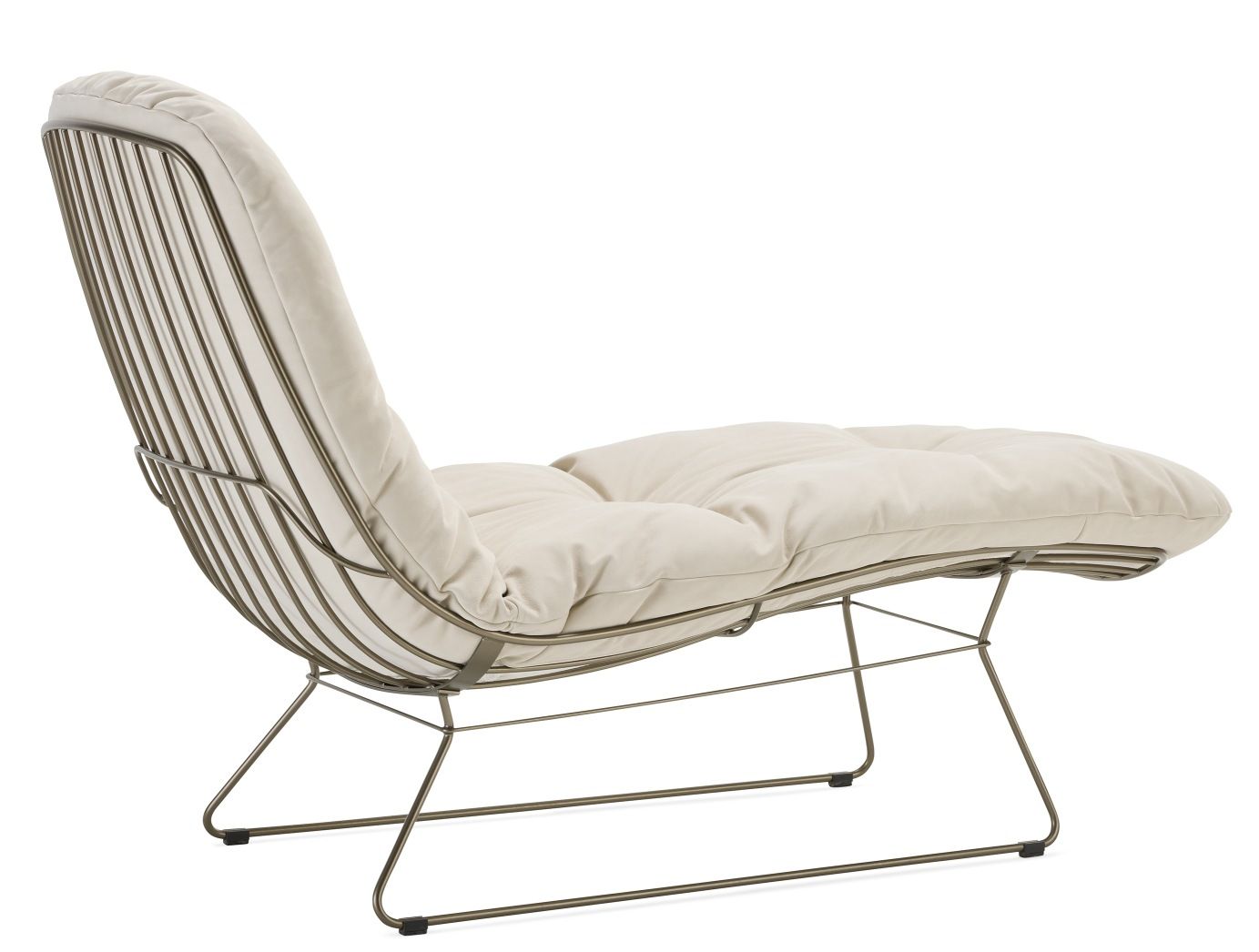 Leyasol Sonnenliege von Freifrau Manufaktur: Moderne Indoor/Outdoor Liege mit bequemen, cremefarbenen Polstern.