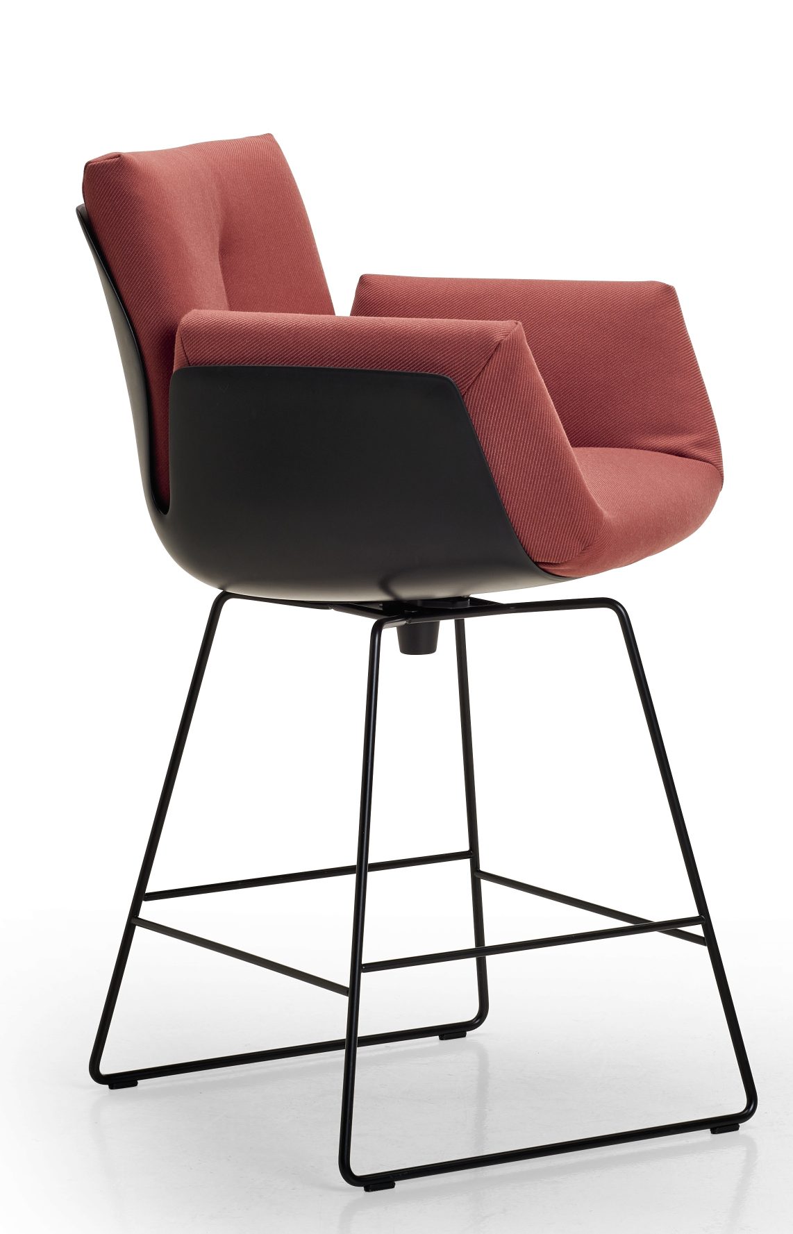 Alvo Barstuhl mit Armlehnen, drehbar, roter Stoffbezug und schwarzes Drahtgestell.
