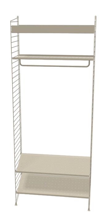 Flur KONFIGURATIONEN String Furniture: Beige Regalsystem mit Kleiderstange und zwei Regalböden für den Flur.