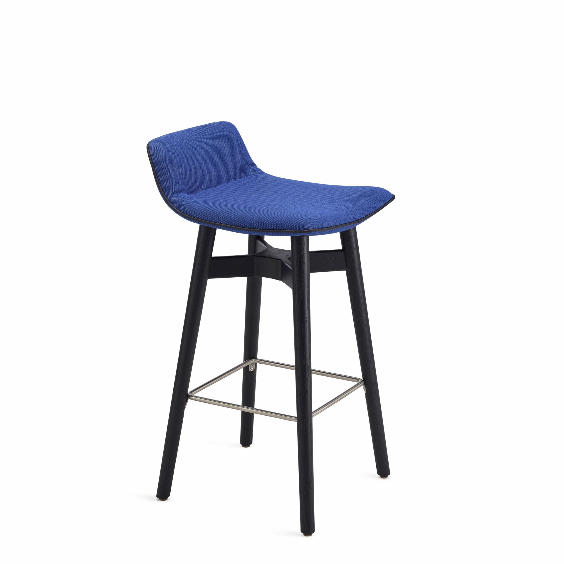 Amelie Thekenhocker mit niedriger Rückenlehne, blauem Stoffbezug und schwarzem Holzgestell. Barhocker für Küche und Bar.