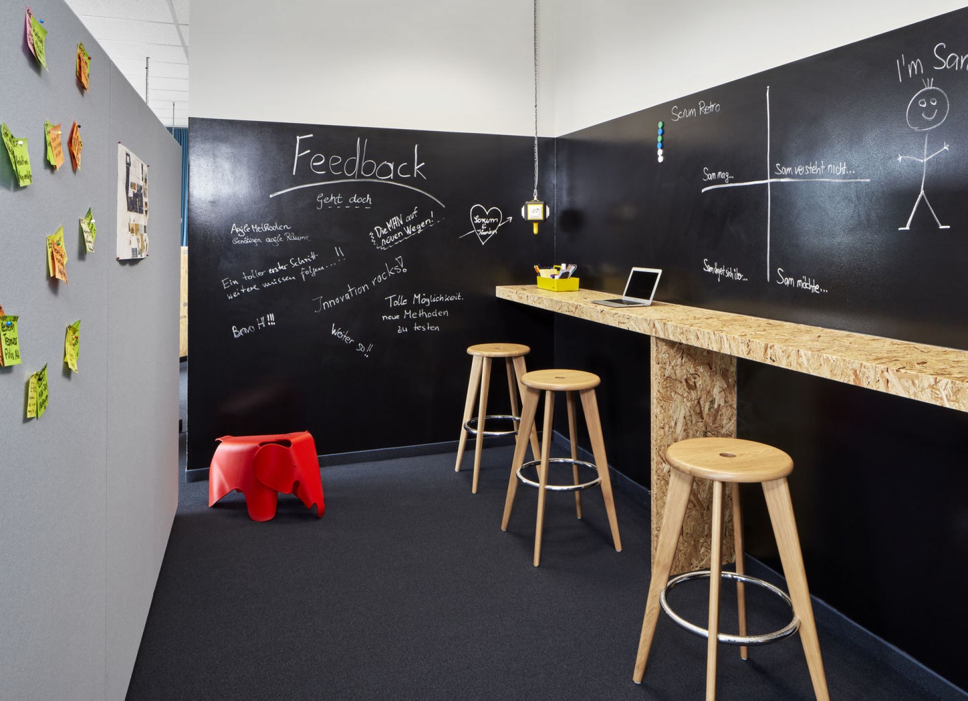 Drei Barhocker aus Eiche natur vor einer Tafel mit Notizen. Barstuhl Design.