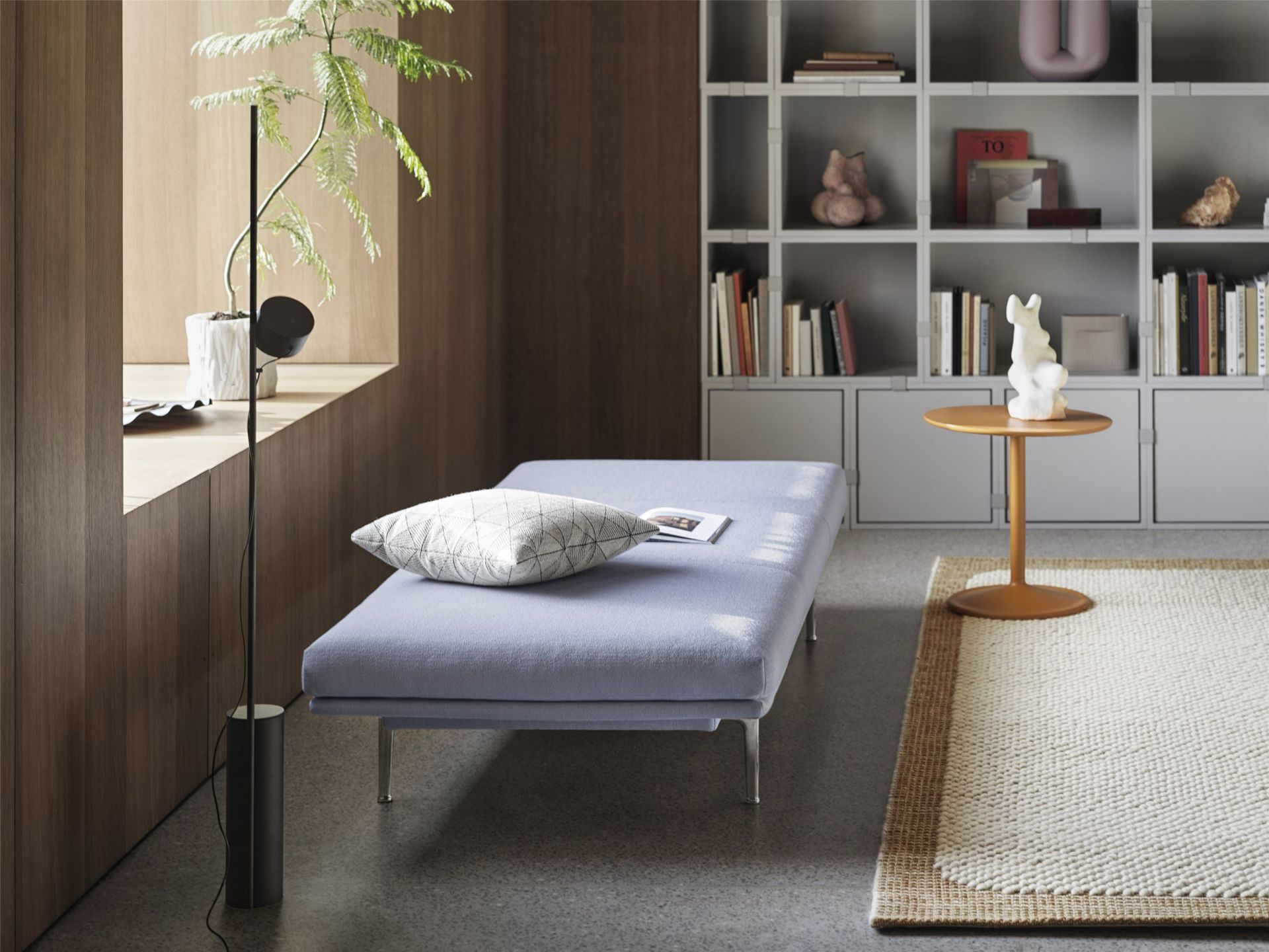 Muuto Outline Daybed Liege in hellblau mit Kissen und minimalistischem Design im Interieur.