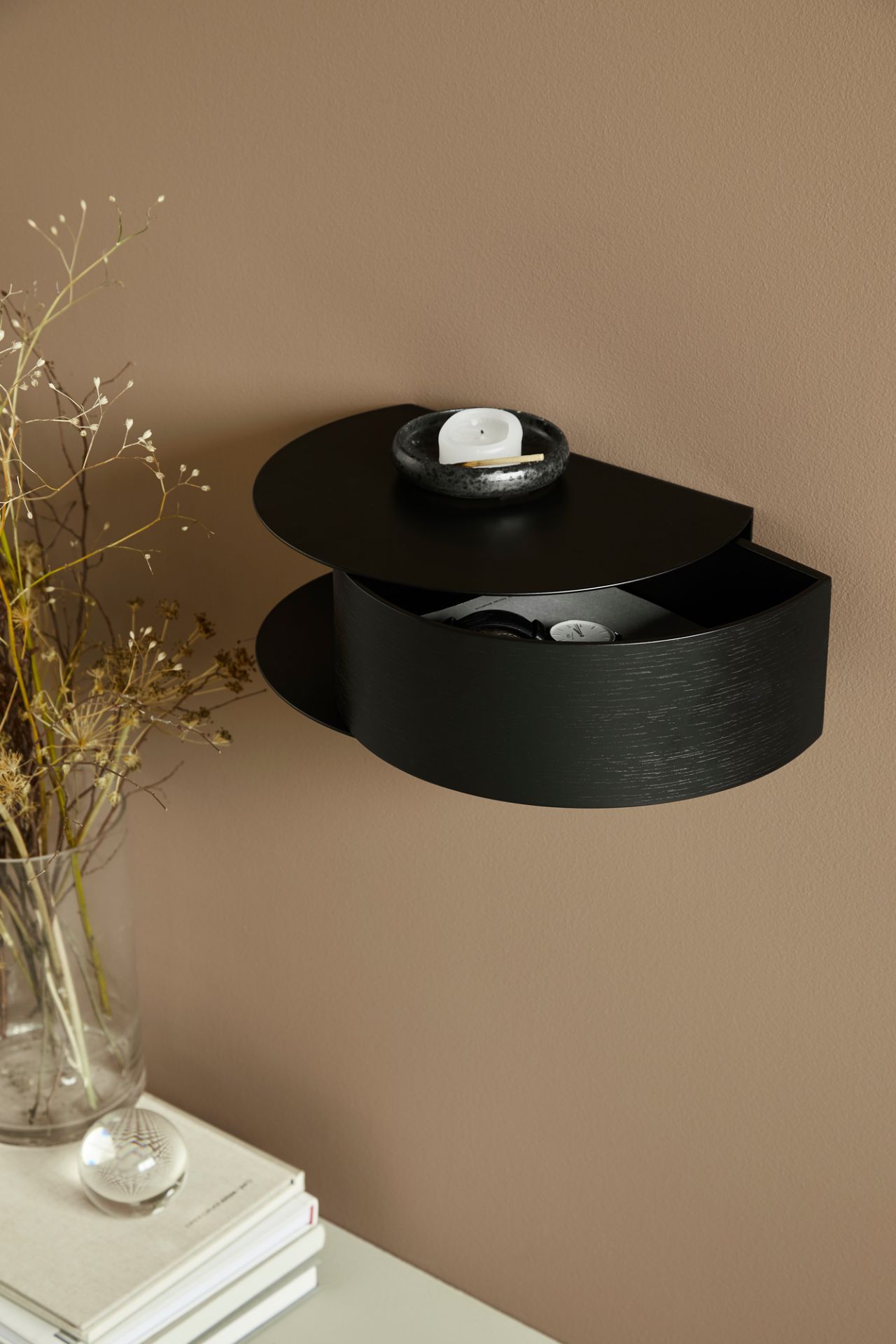 Wallie Wandschublade von Woud in Schwarz: Elegantes, modernes Wandregal mit Schublade und Ablagefläche für Wohnaccessoires.