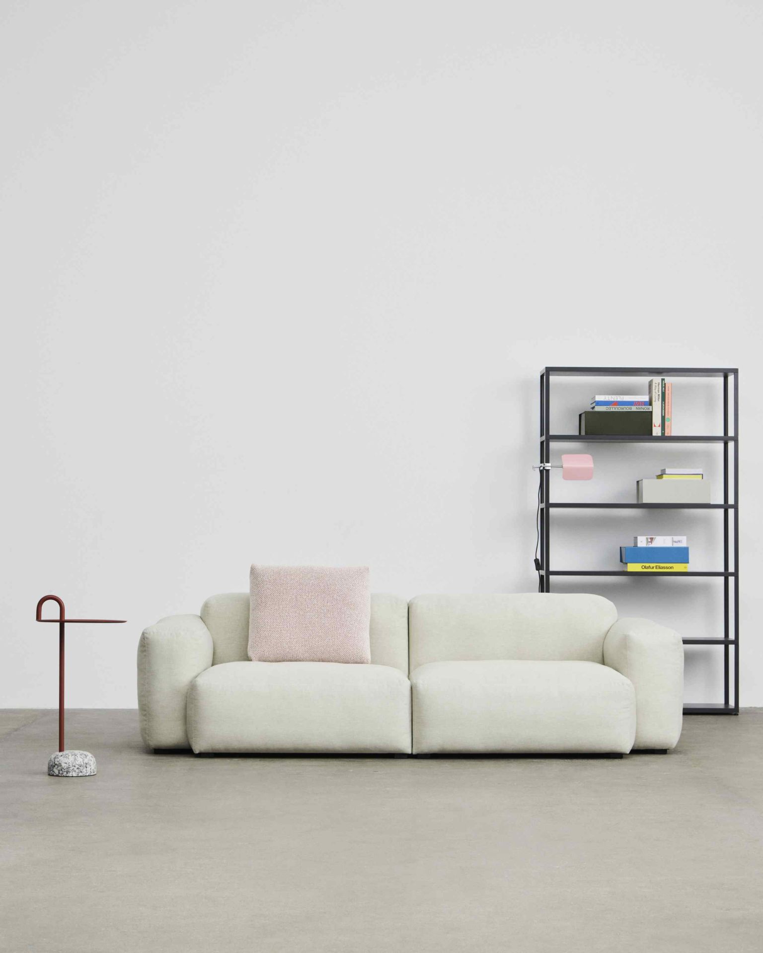 Beige Mags Soft Sofa mit niedrigem Armlehne und passendem Kissen im modernen Wohnzimmer.