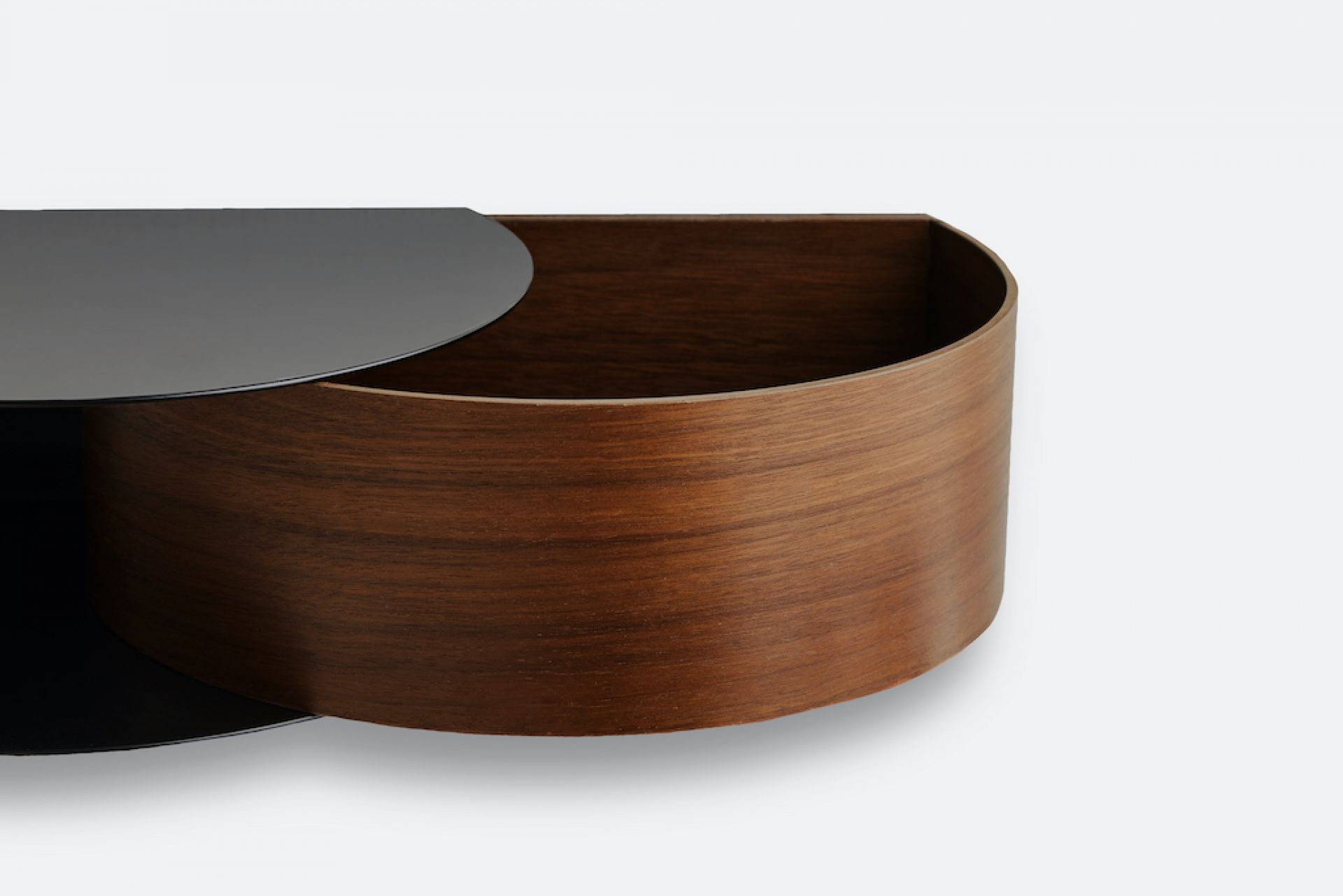 Wallie Wandschublade von Woud aus Nussbaumholz mit schwarzer Abdeckung, modernes Wandregal für Wohnzimmer.