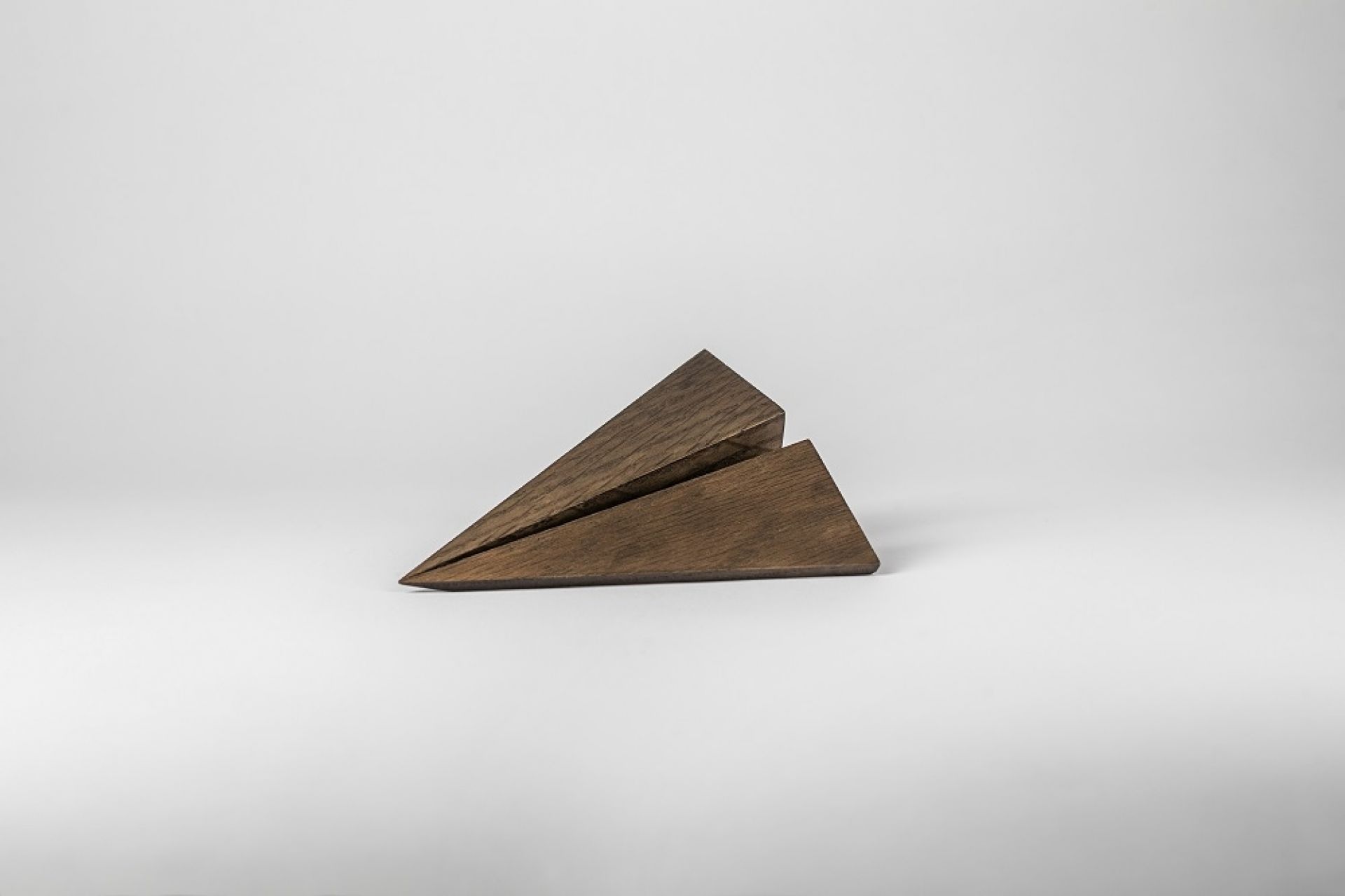 Maverick Paperplane Holzfigur: Detailaufnahme des handgefertigten Holz-Papierflugzeugs, ein dekoratives Einzelstück für Liebhaber.