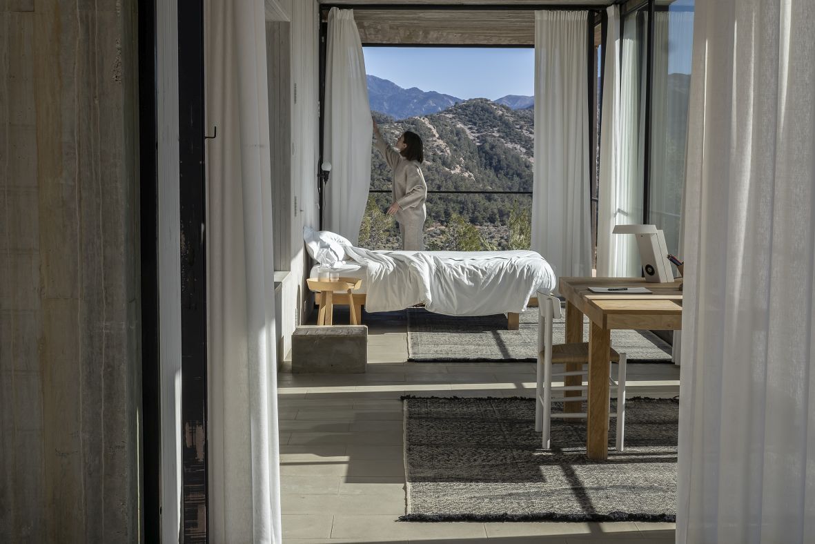 Heller Raum mit Bett und Schreibtisch auf Telares Teppich Pine von Nanimarquina, Größe 250x350cm, modernes Design.