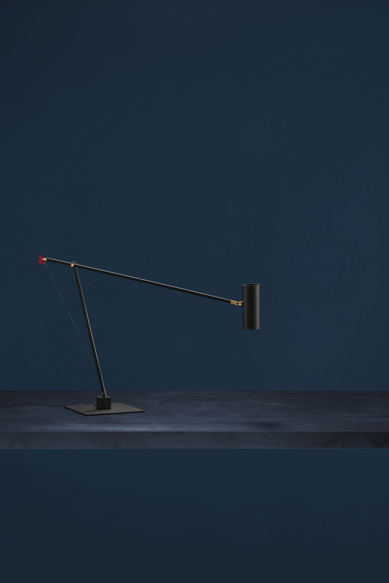 Schwarze Ettorino Tischleuchte von Catellani & Smith mit verstellbarem Arm und minimalistischem Design.