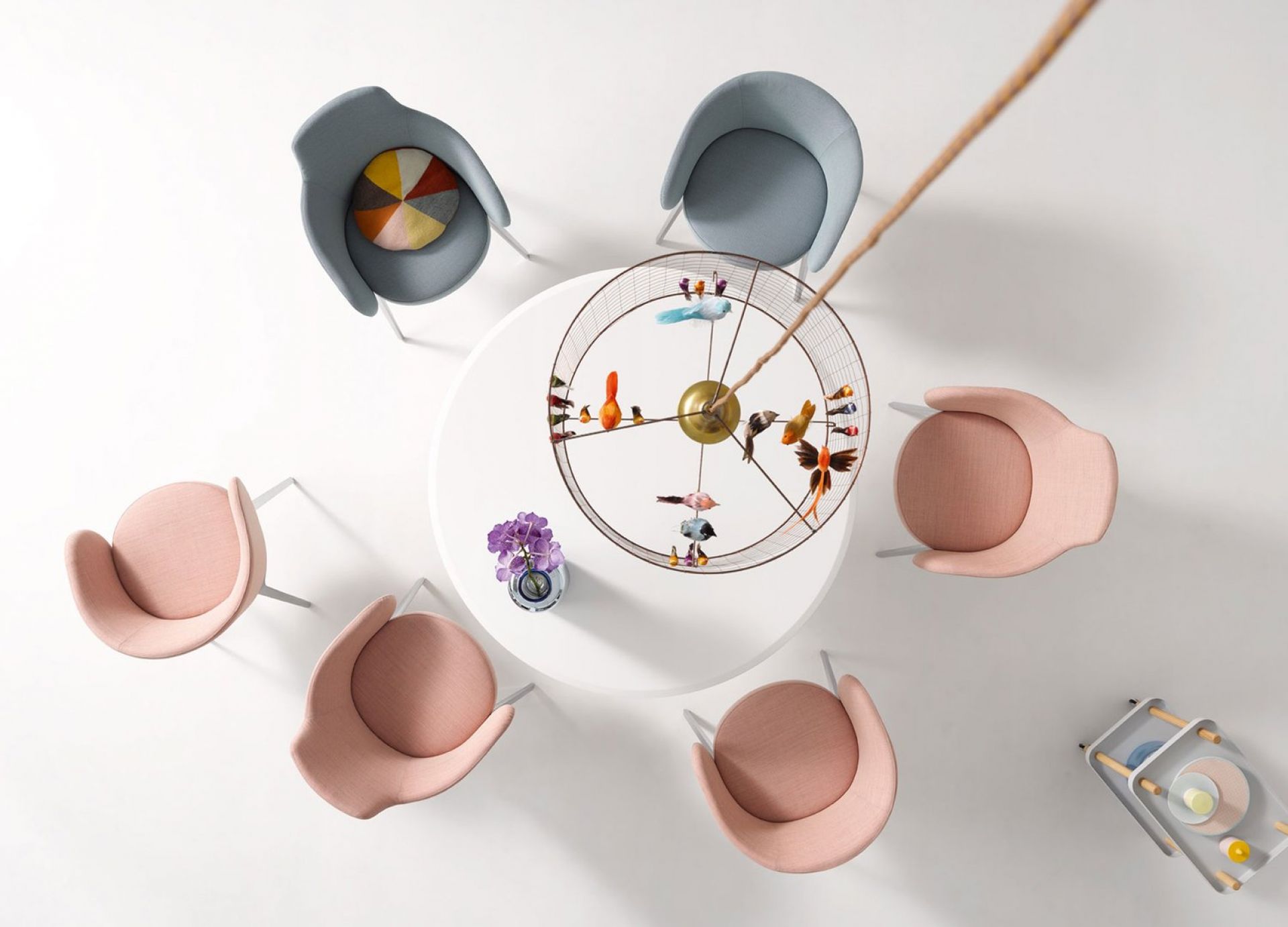 Draufsicht: Runder Conic Tisch von Cor mit Stühlen und dekorativem Vogelkäfig.