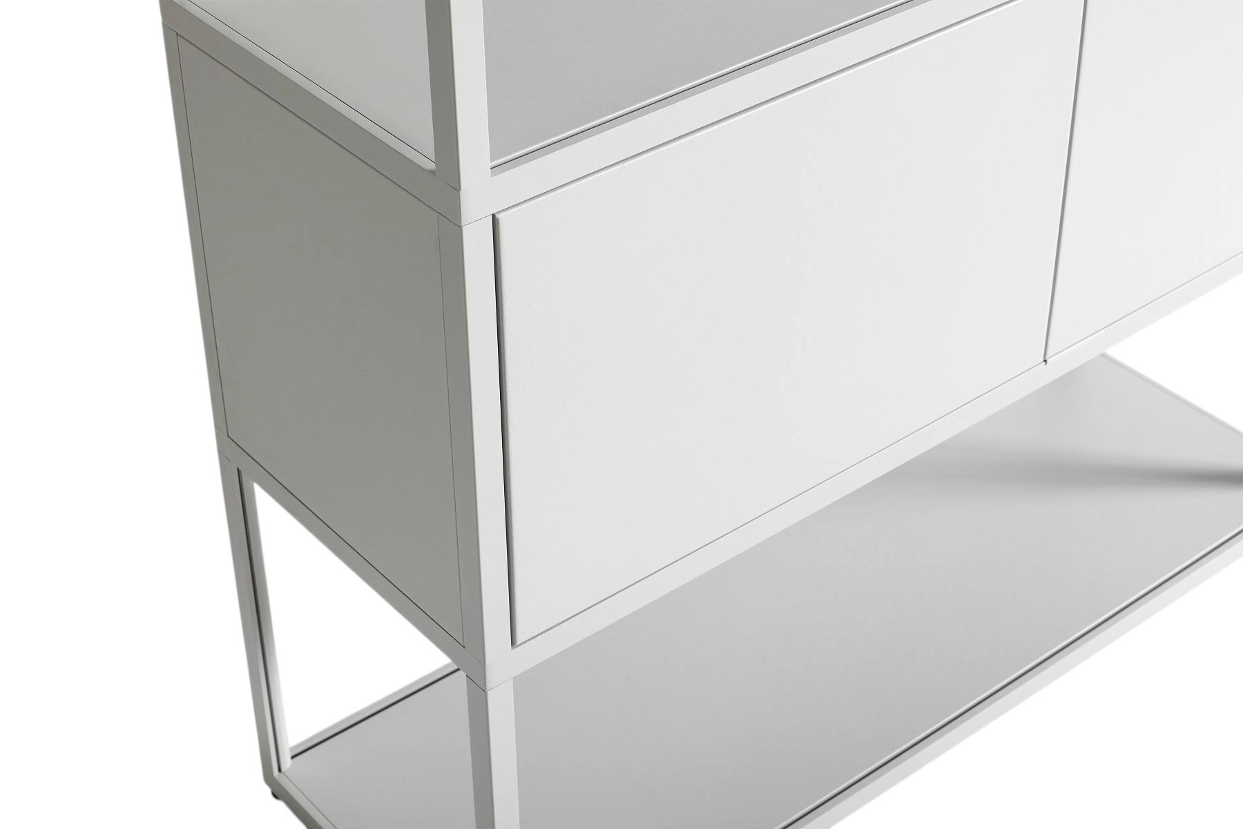 Detailaufnahme: New Order Sideboard in Hellgrau mit Schrankfächern und Regalböden. Modernes Design für Wohnraum.