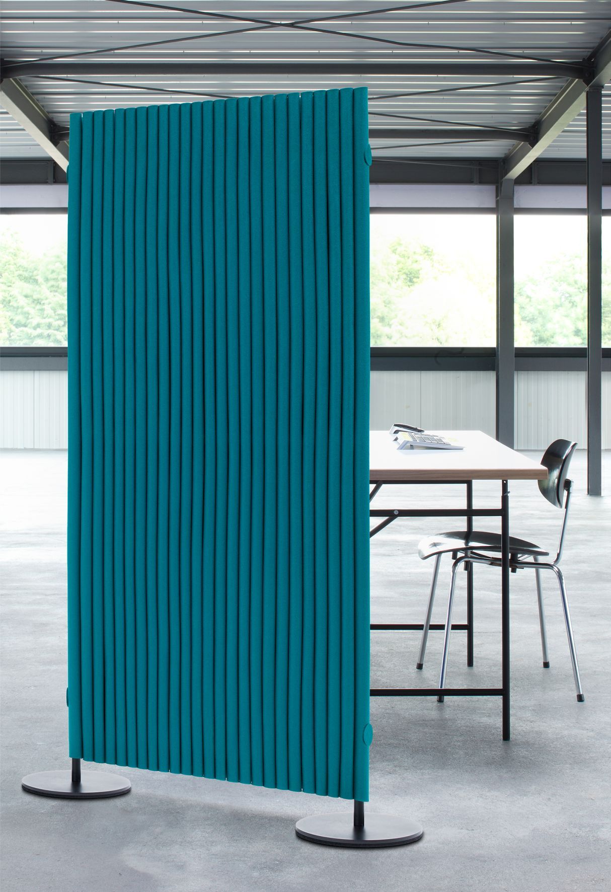 Welle Paravent von Hey Sign, türkis, mit Tellerfüßen als Raumteiler im Büro.