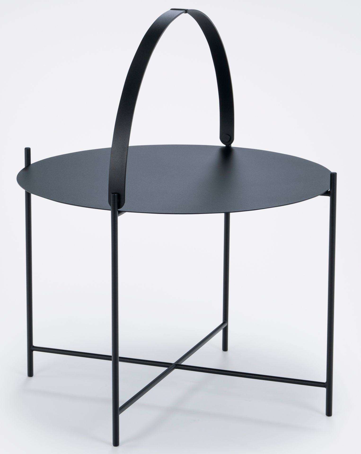 Schwarzer Houe Edge Tray Table Beistelltisch mit rundem Tablett und Tragegriff aus Metall.