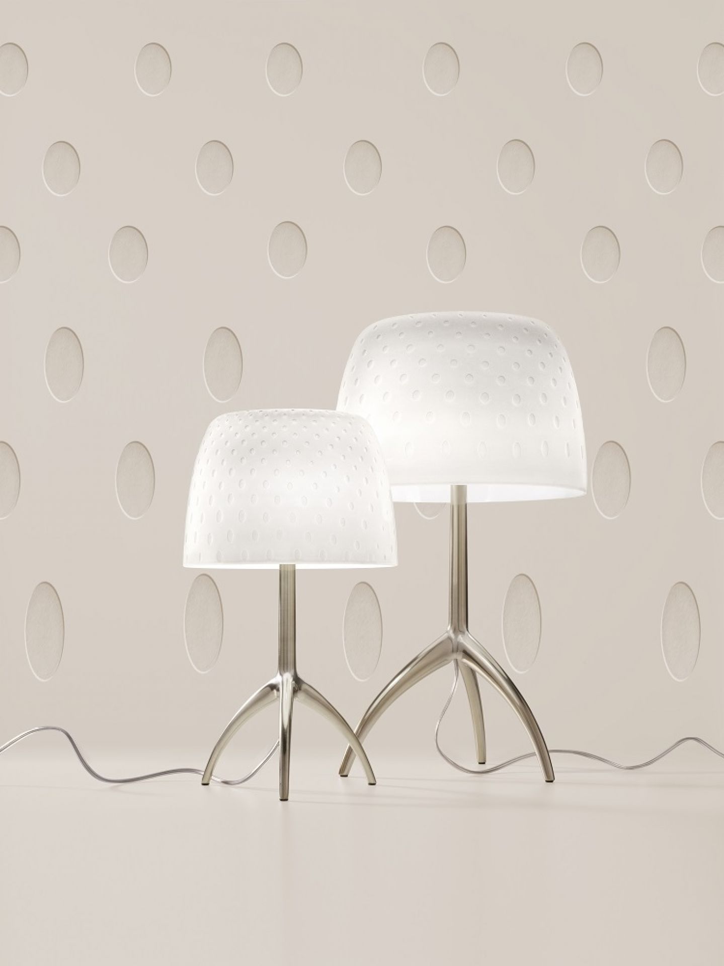 Zwei Lumiere Tischleuchten von Foscarini mit weißem Schirm und silbernem Fuß. Designleuchten für Wohnraum.