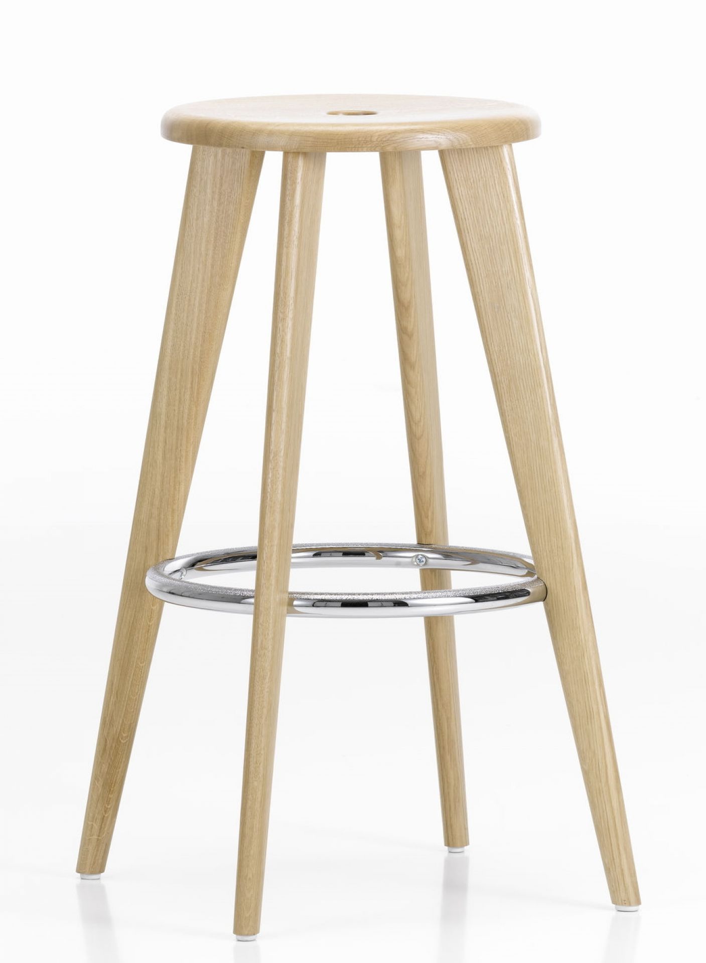 Tabouret Haut Barhocker von Vitra aus Eiche natur mit Fußstütze aus Chrom.