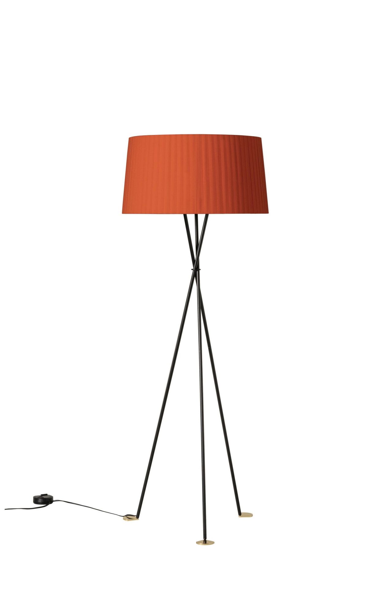 Tripode G5 Stehleuchte von Santa & Cole mit bernsteinfarbenem Lampenschirm und schwarzem Stativfuß.