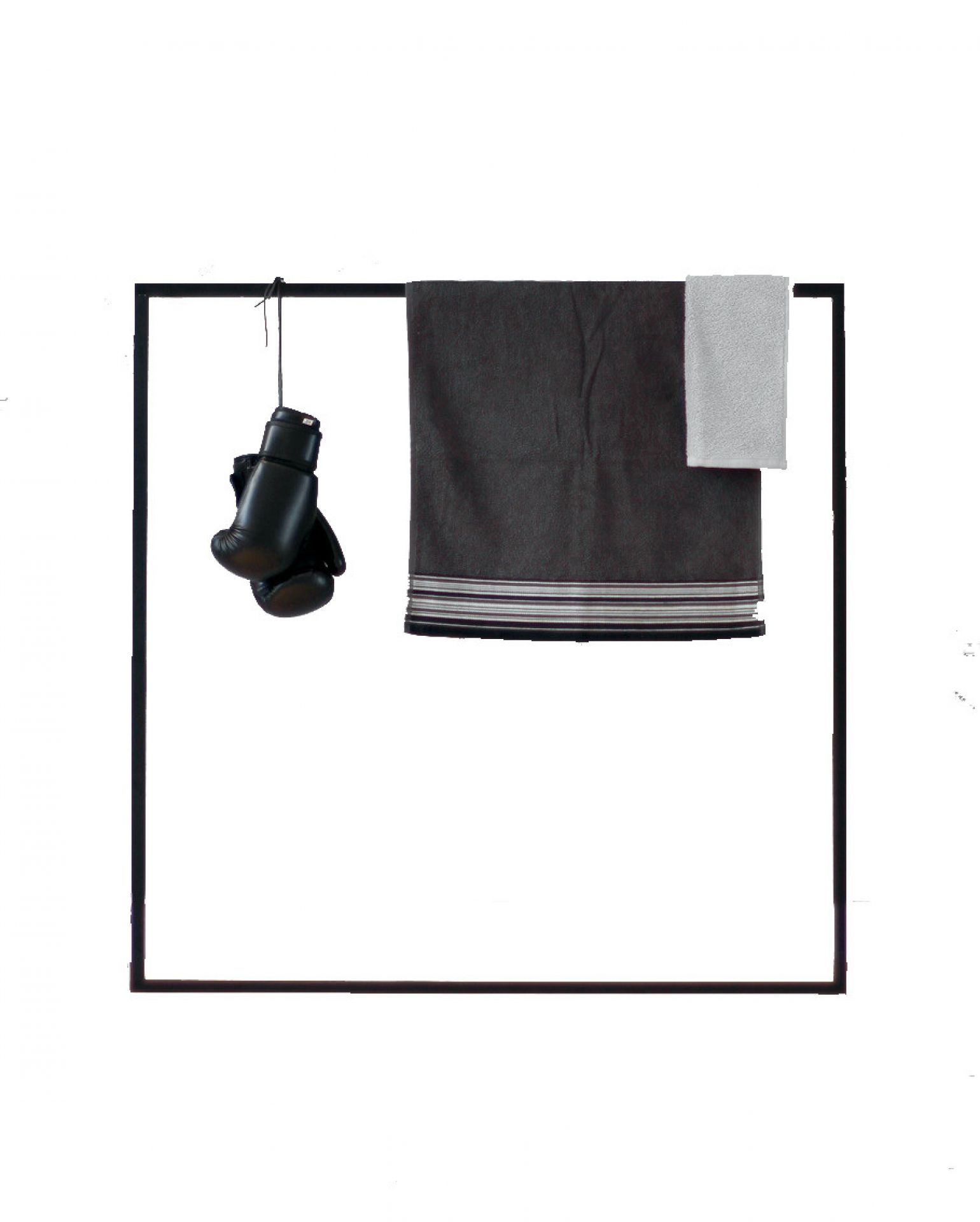 Little Leano Stummer Diener: Schwarzer Rahmen mit Handtüchern und Boxhandschuhen. Moderner Kleiderständer für Schlafzimmer und Bad.